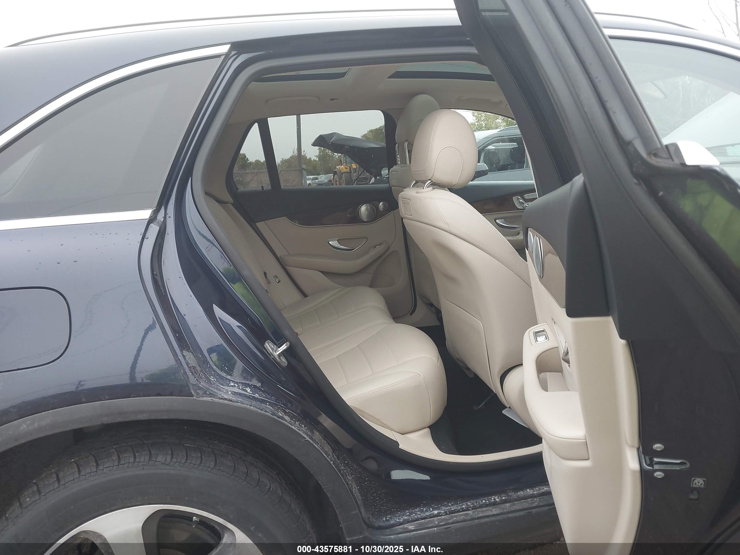 MERCEDES-BENZ GLC image 8