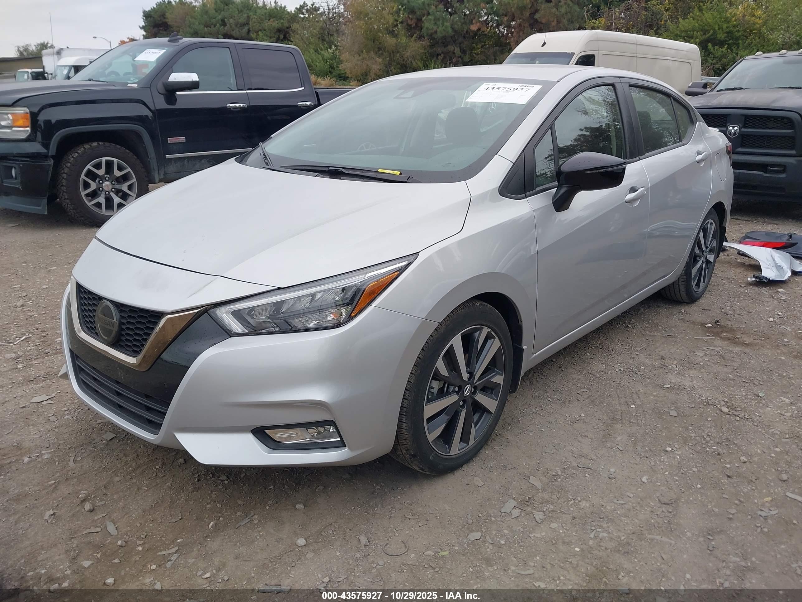 NISSAN VERSA image 2