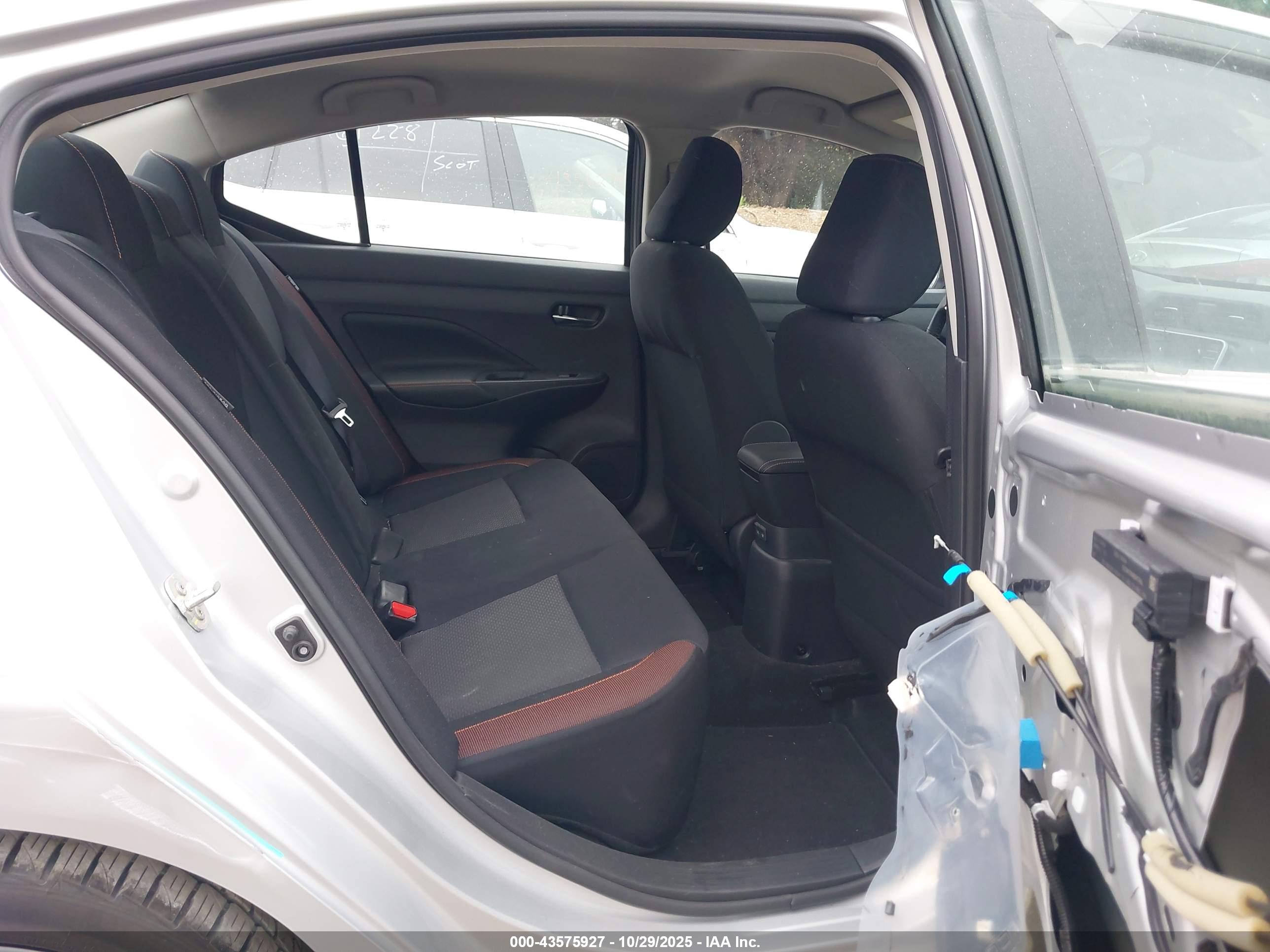NISSAN VERSA image 8