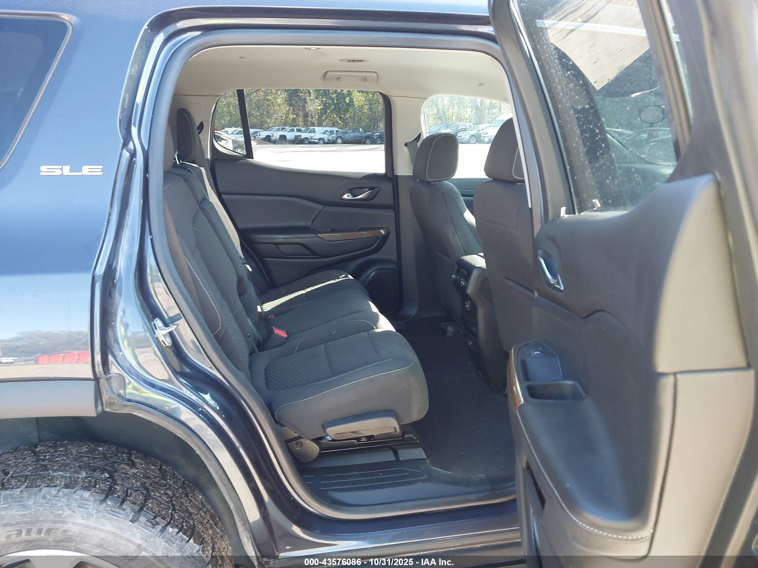 GMC ACADIA image 8