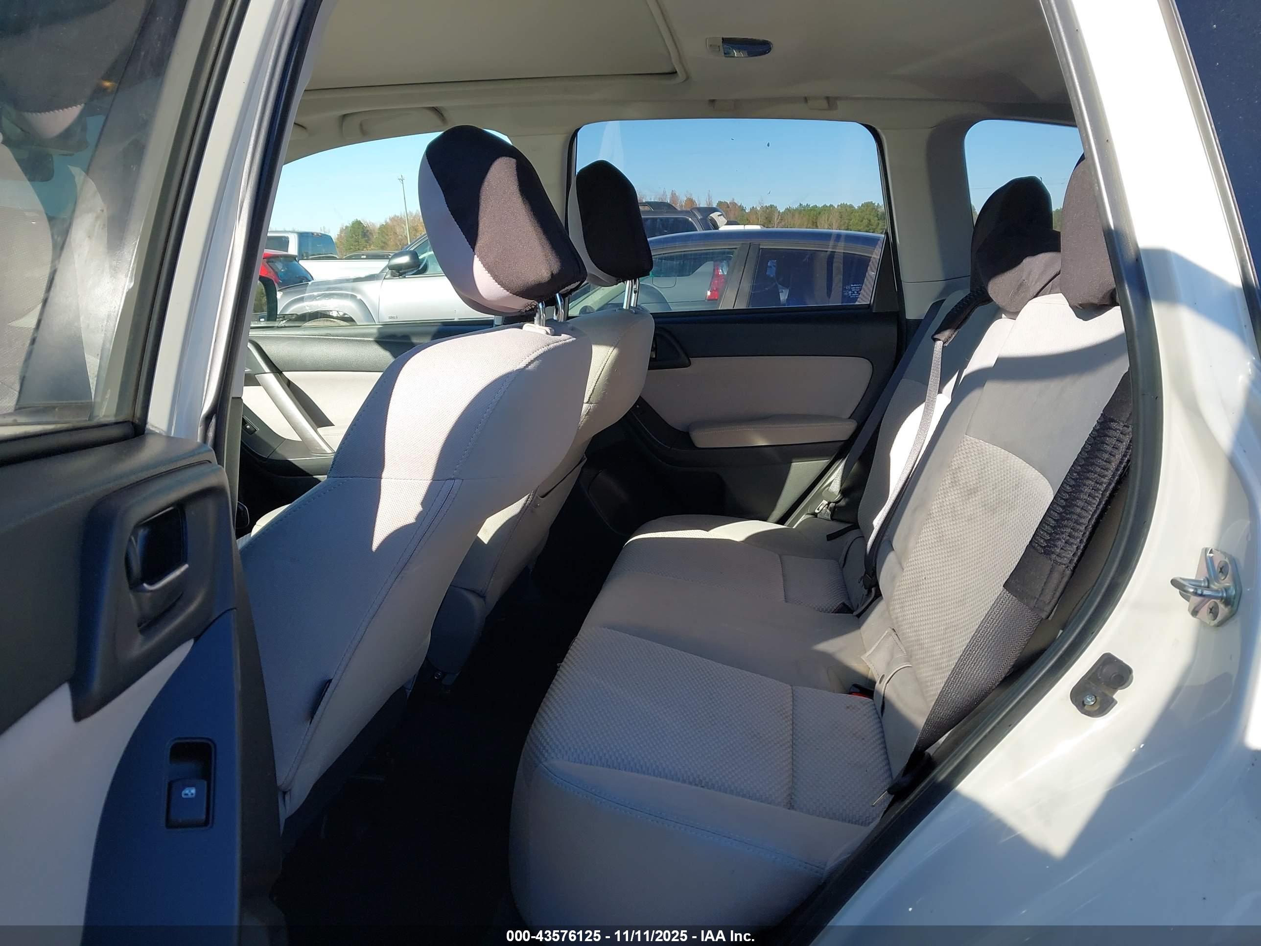 SUBARU FORESTER image 8