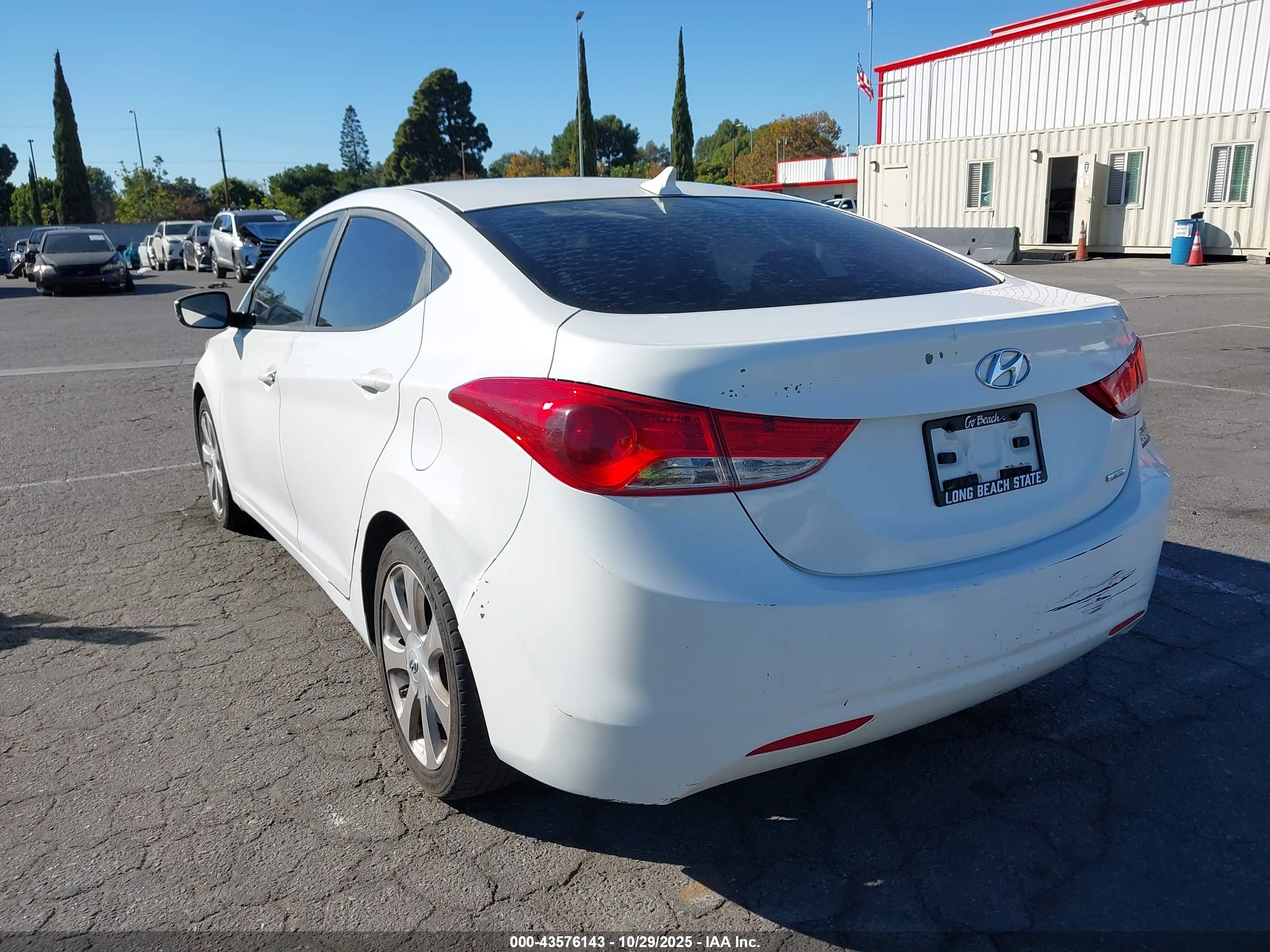 HYUNDAI ELANTRA image 3