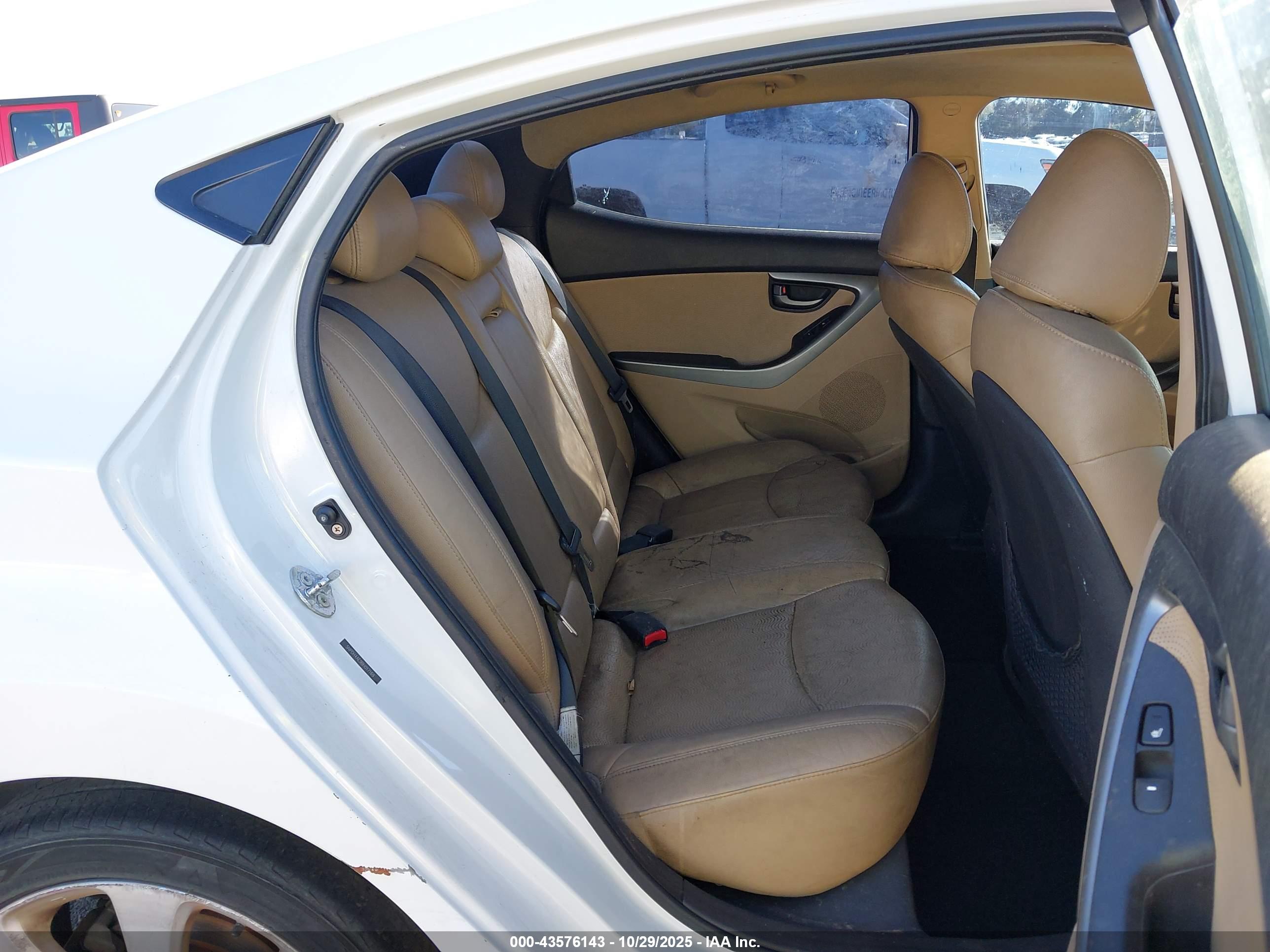 HYUNDAI ELANTRA image 8