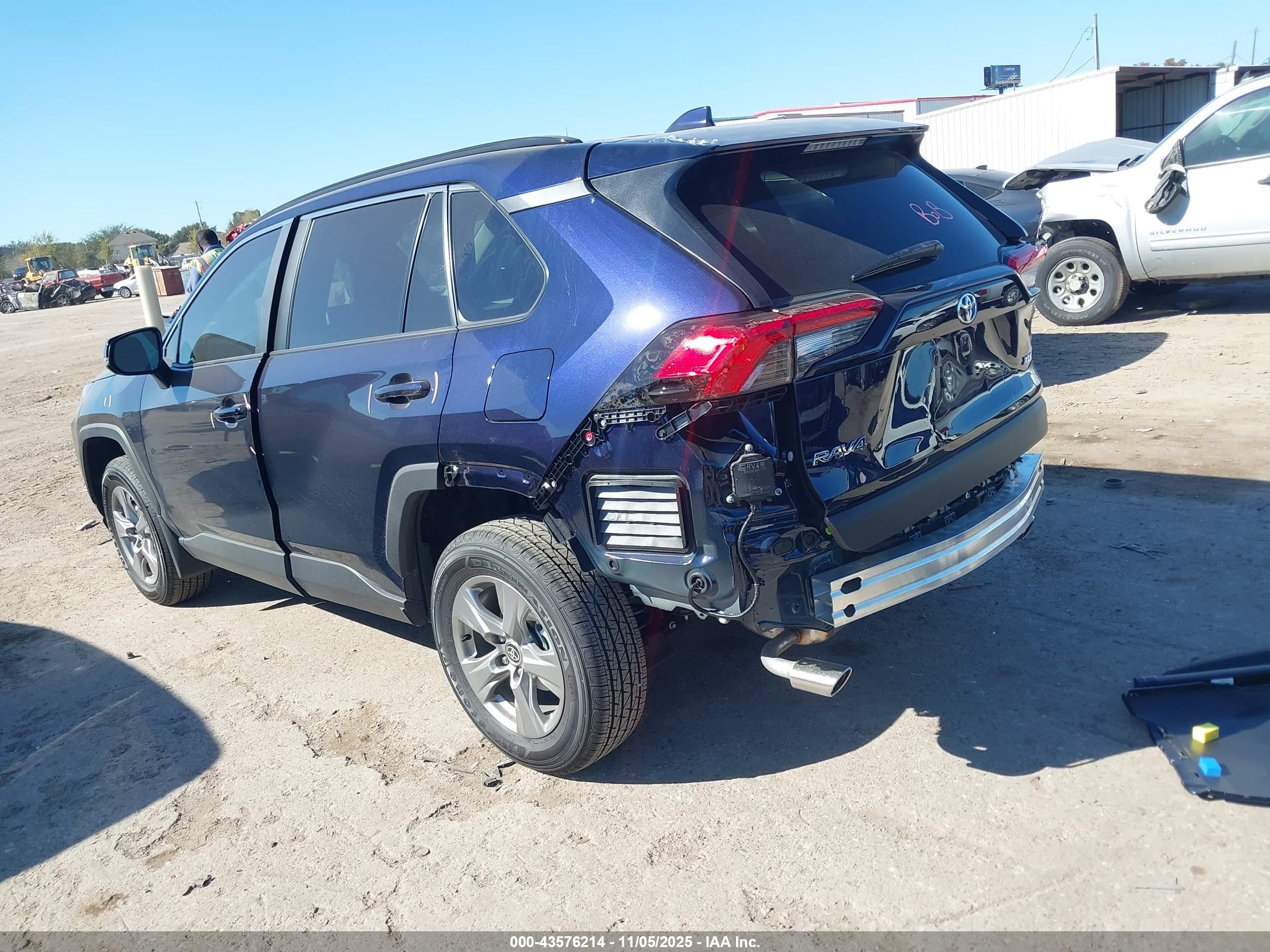 TOYOTA RAV4 image 3