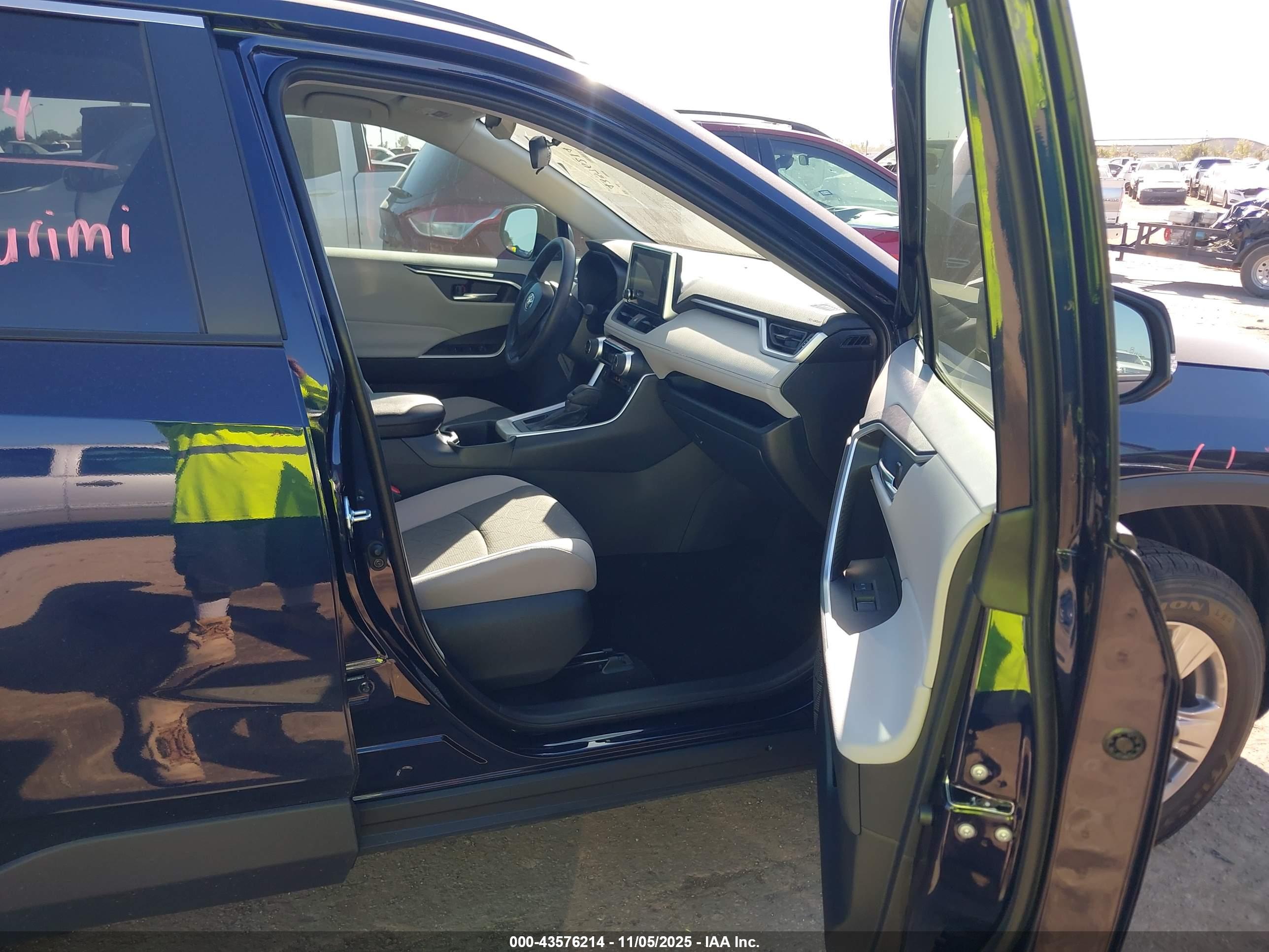 TOYOTA RAV4 image 5