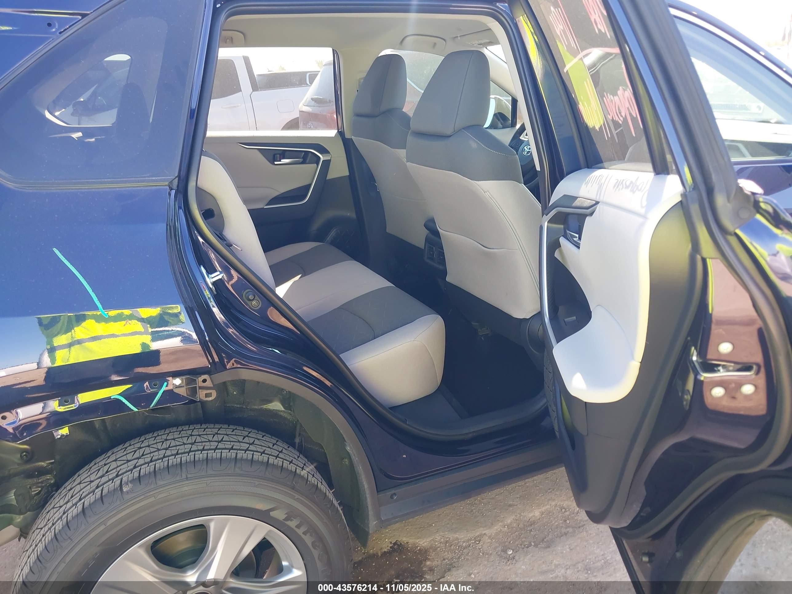 TOYOTA RAV4 image 8