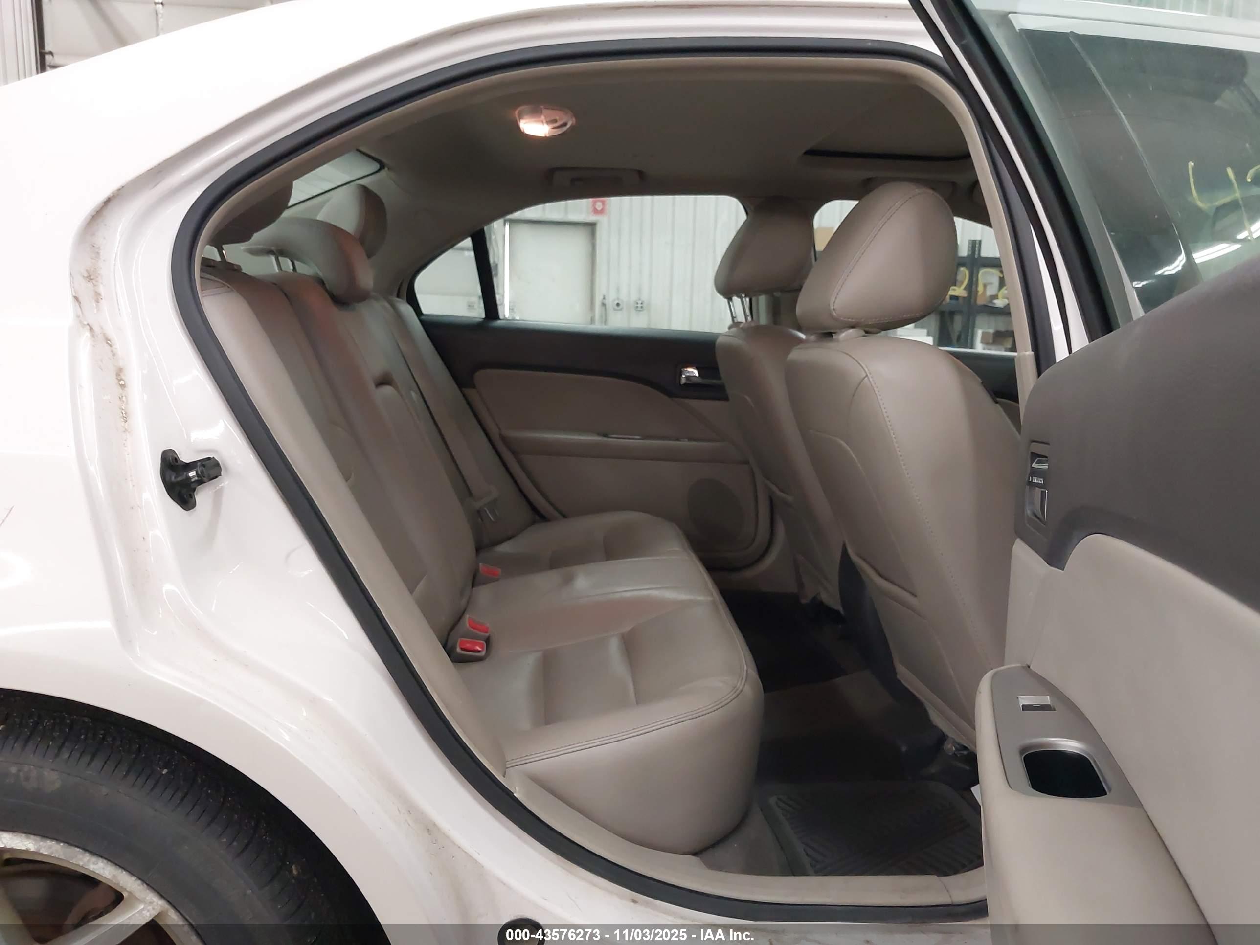 FORD FUSION image 8