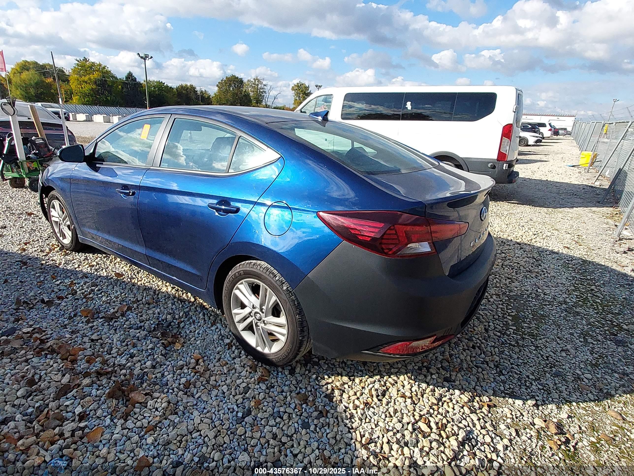 HYUNDAI ELANTRA image 3