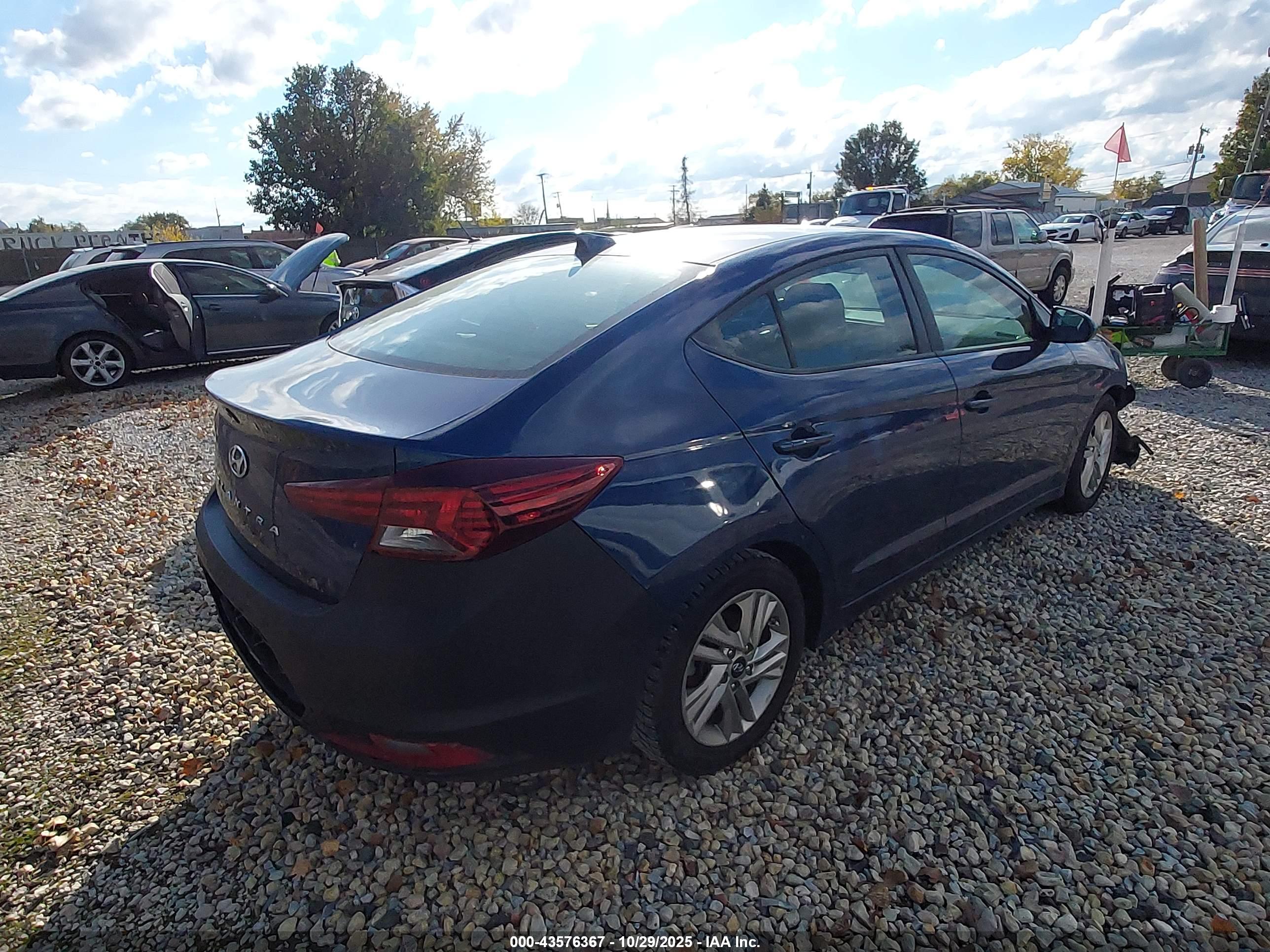 HYUNDAI ELANTRA image 4