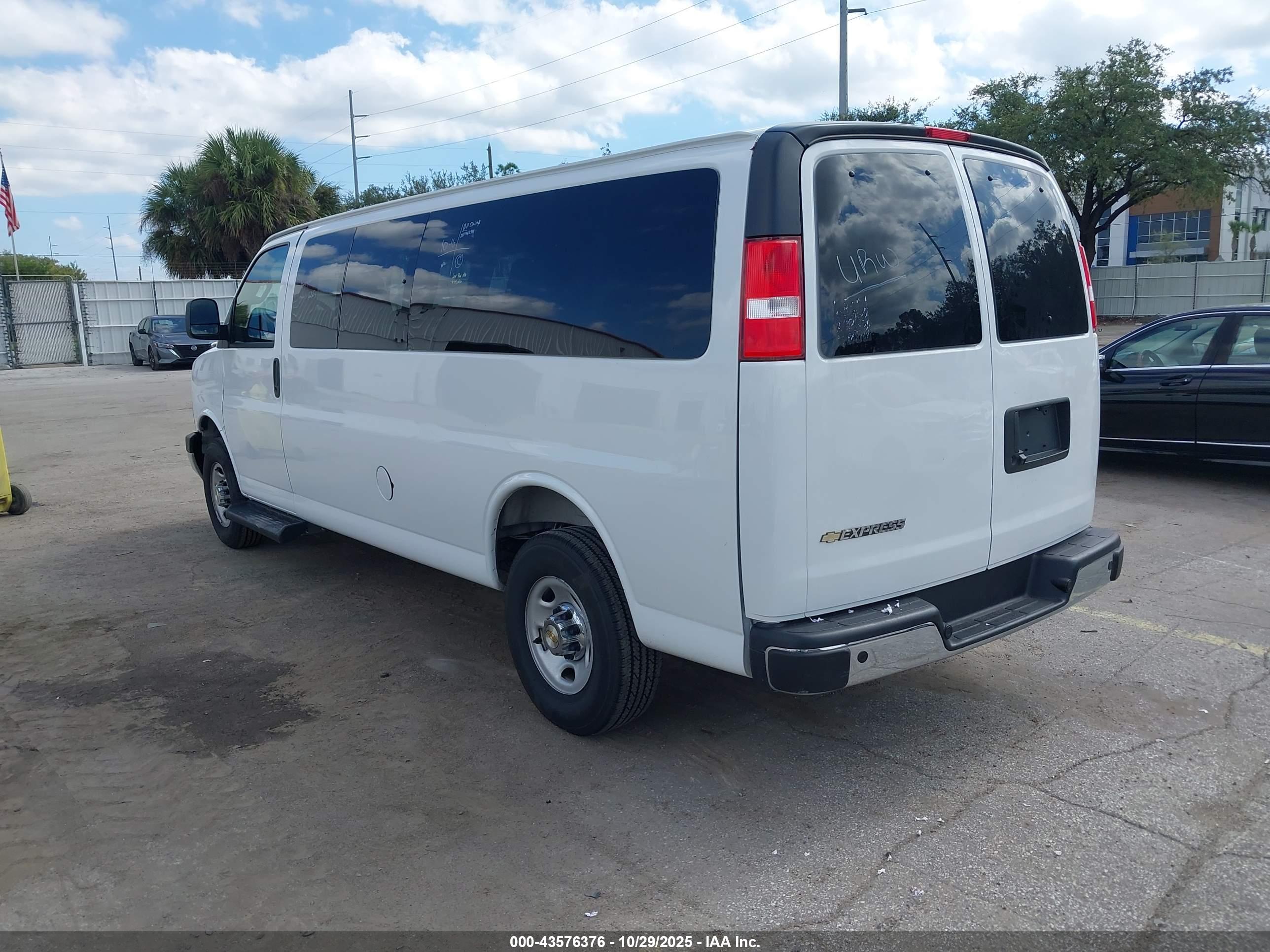 CHEVROLET EXPRESS image 3