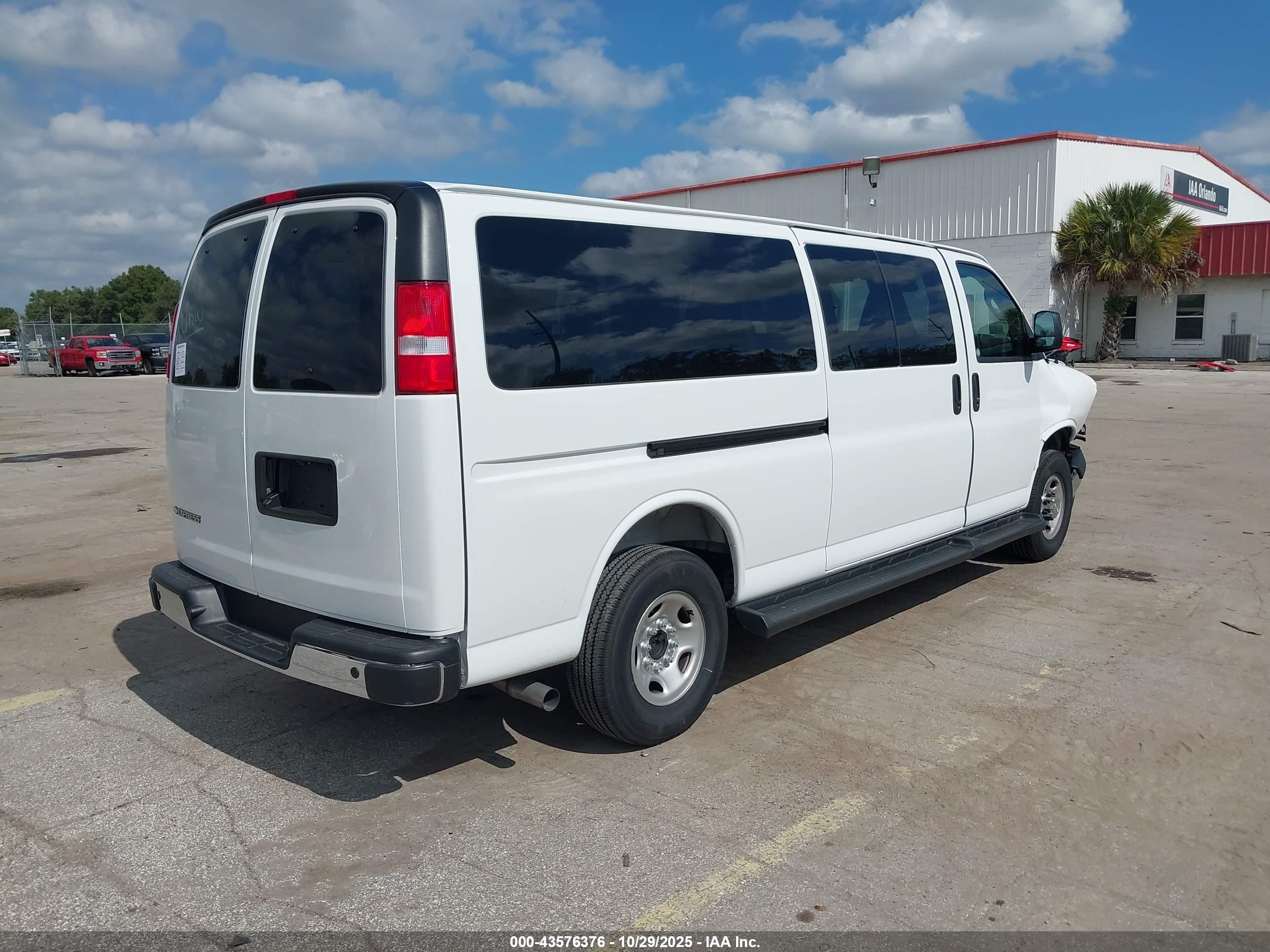 CHEVROLET EXPRESS image 4