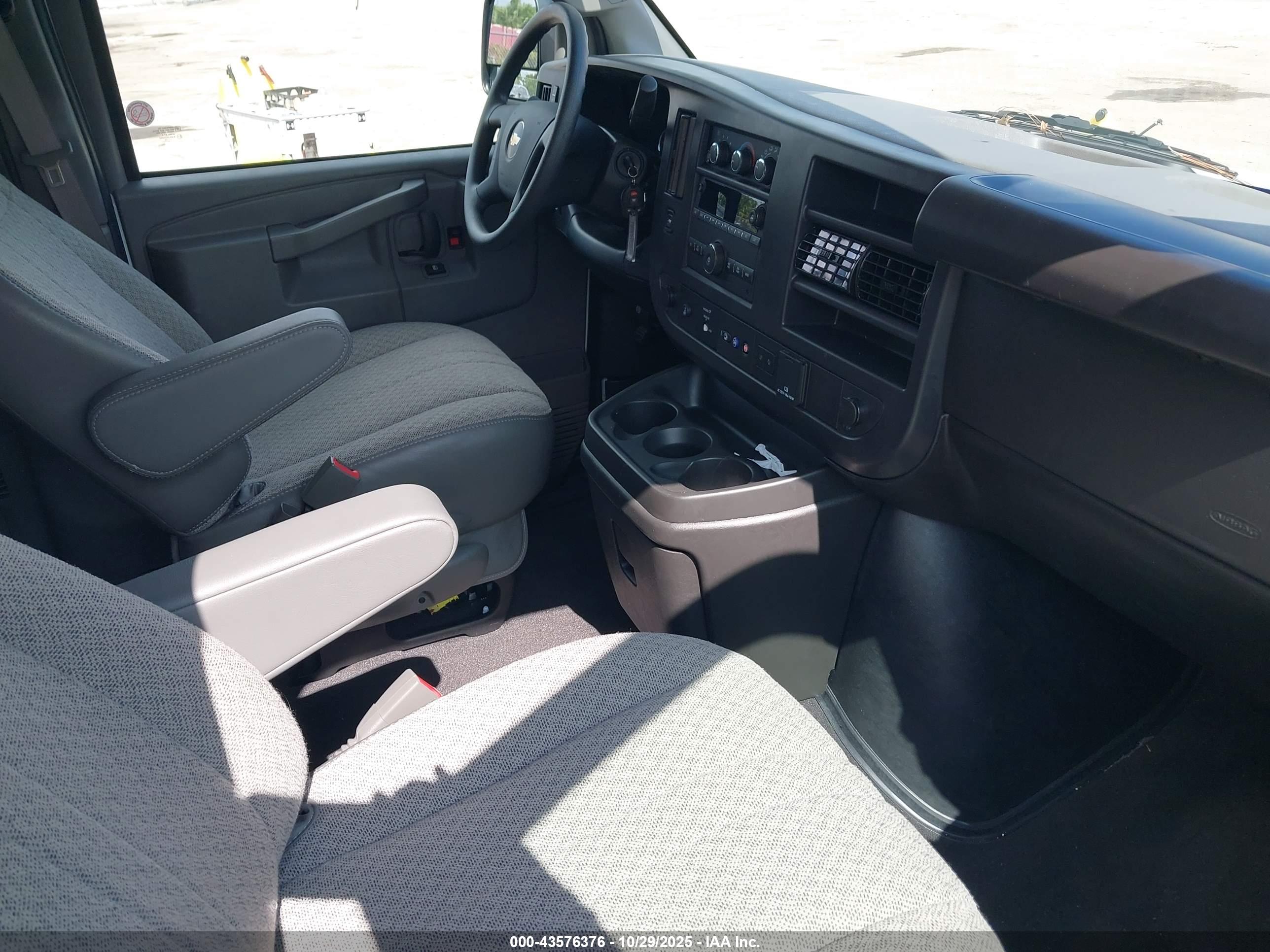 CHEVROLET EXPRESS image 5