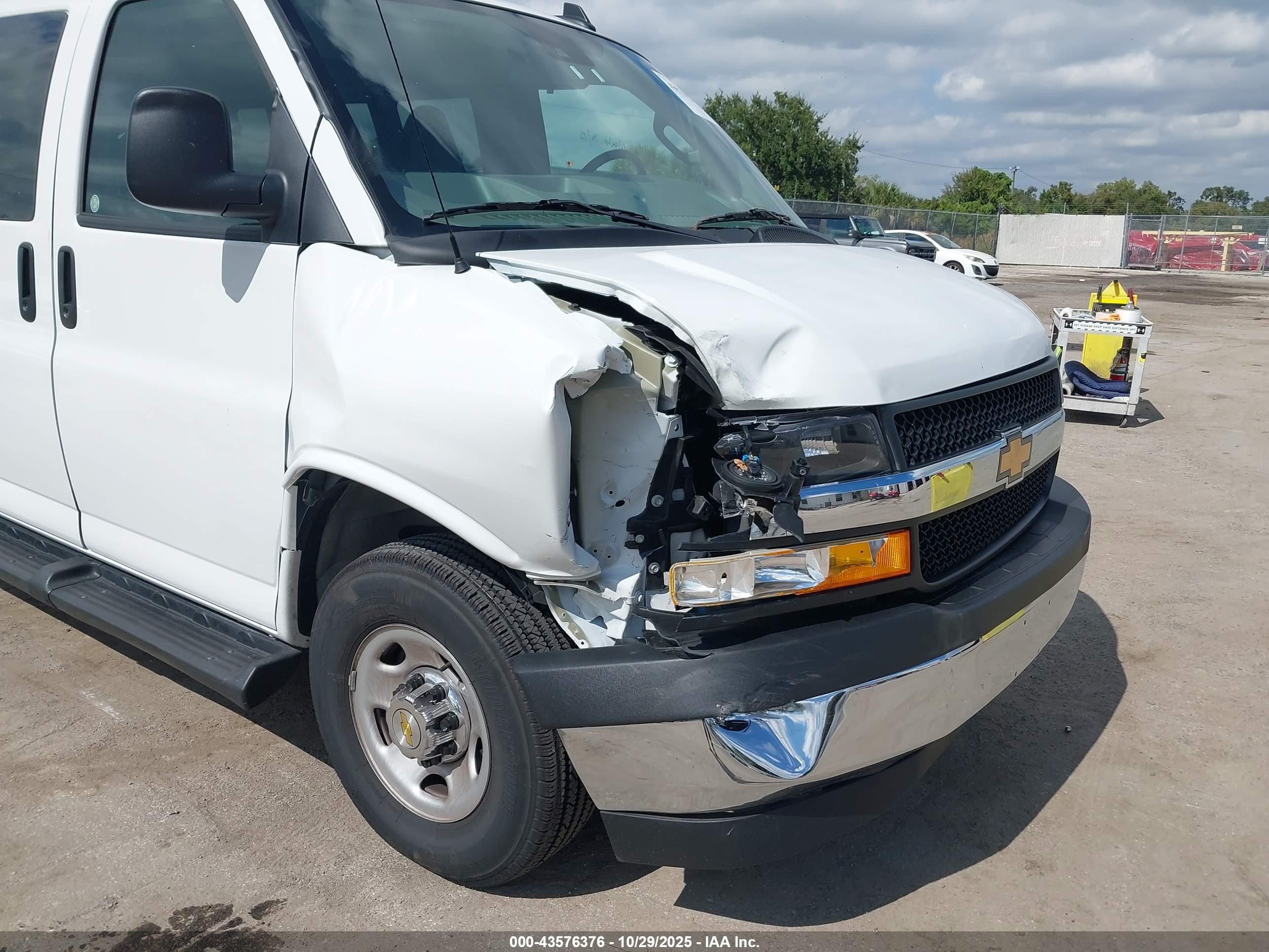 CHEVROLET EXPRESS image 6