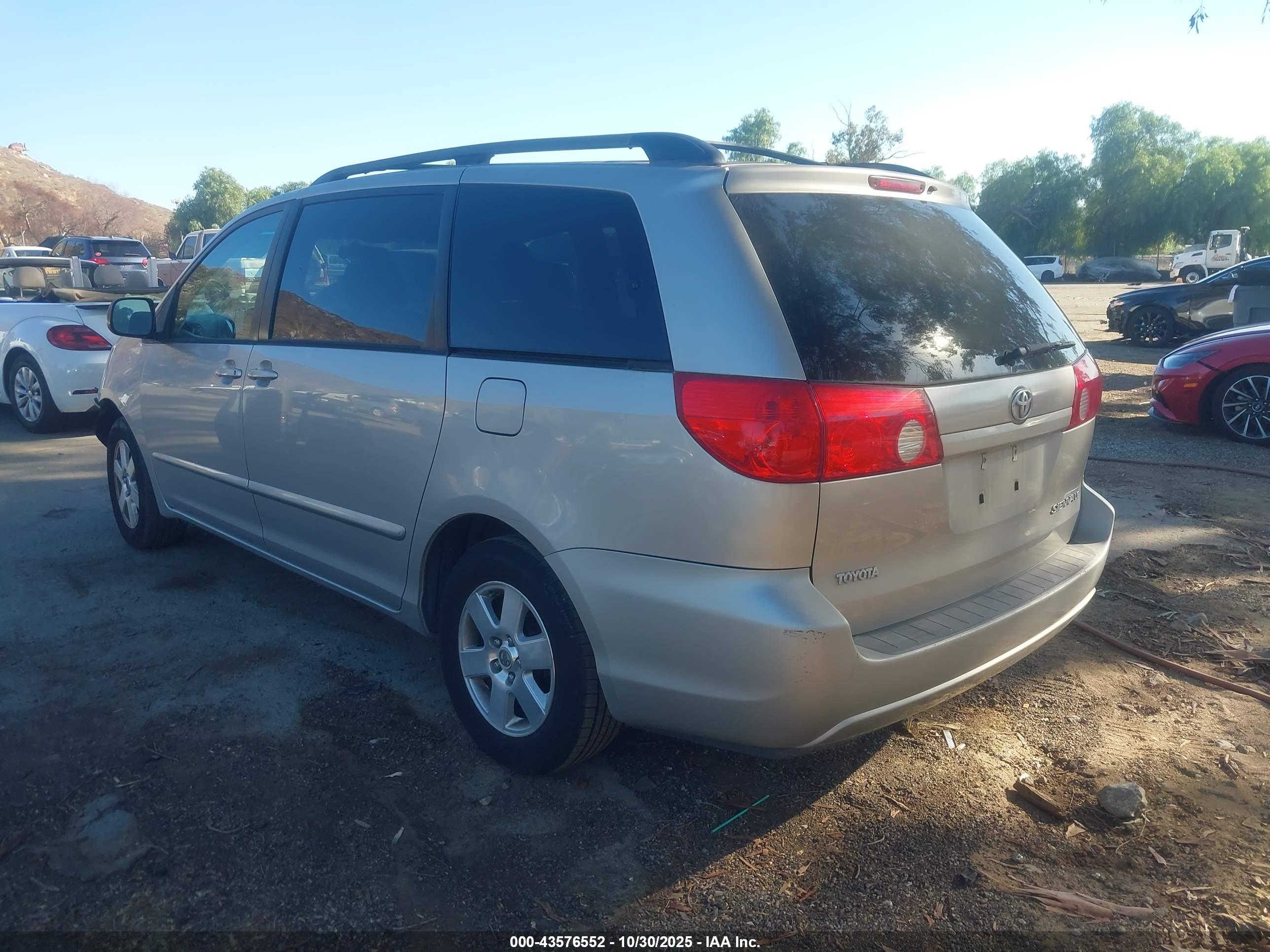 TOYOTA SIENNA image 3