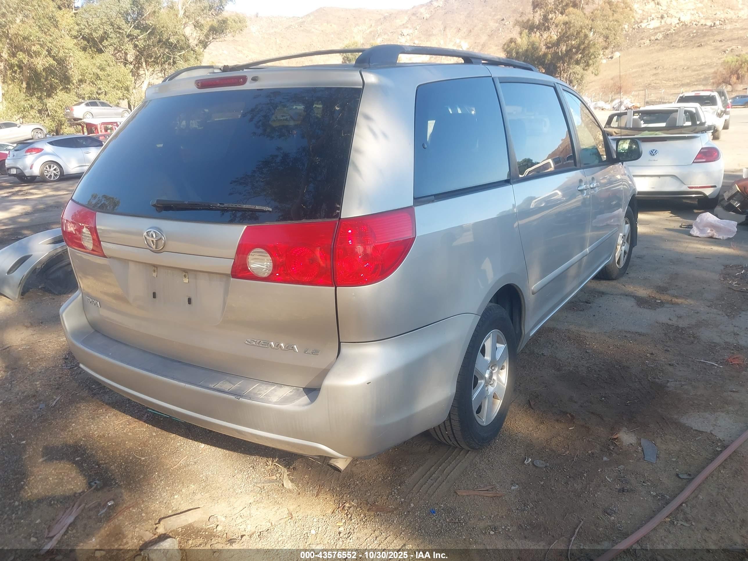 TOYOTA SIENNA image 4