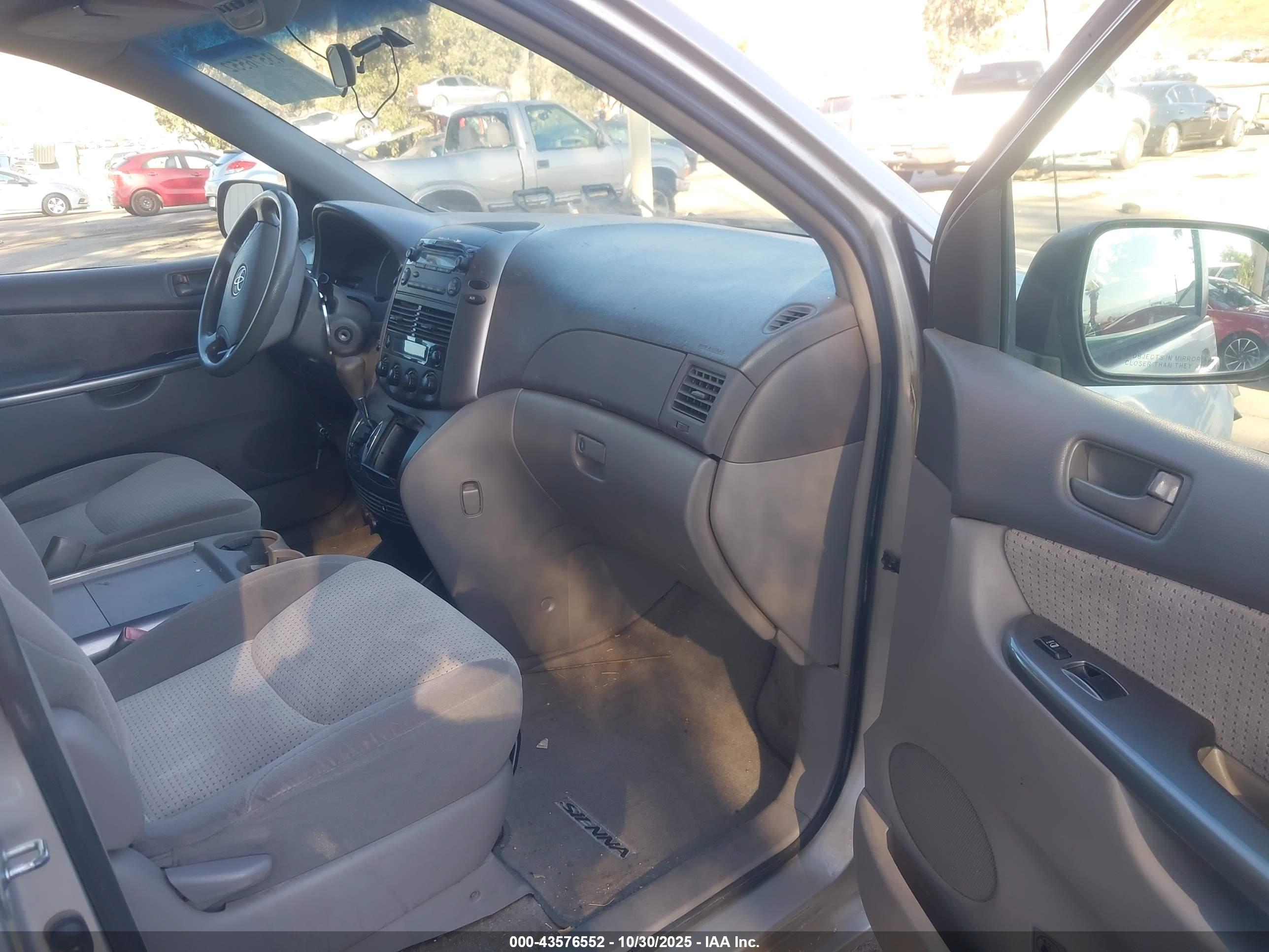 TOYOTA SIENNA image 5