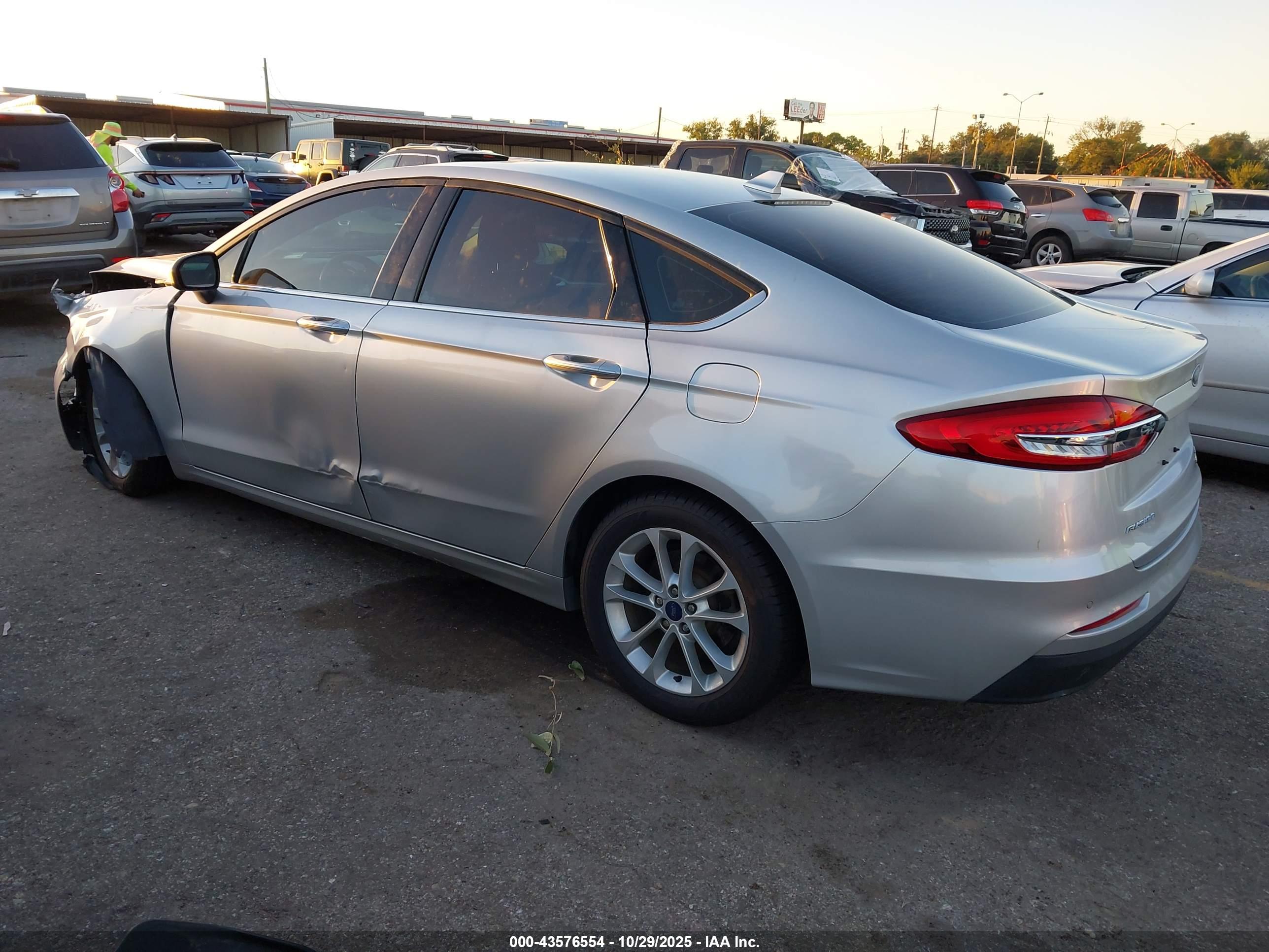 FORD FUSION image 3