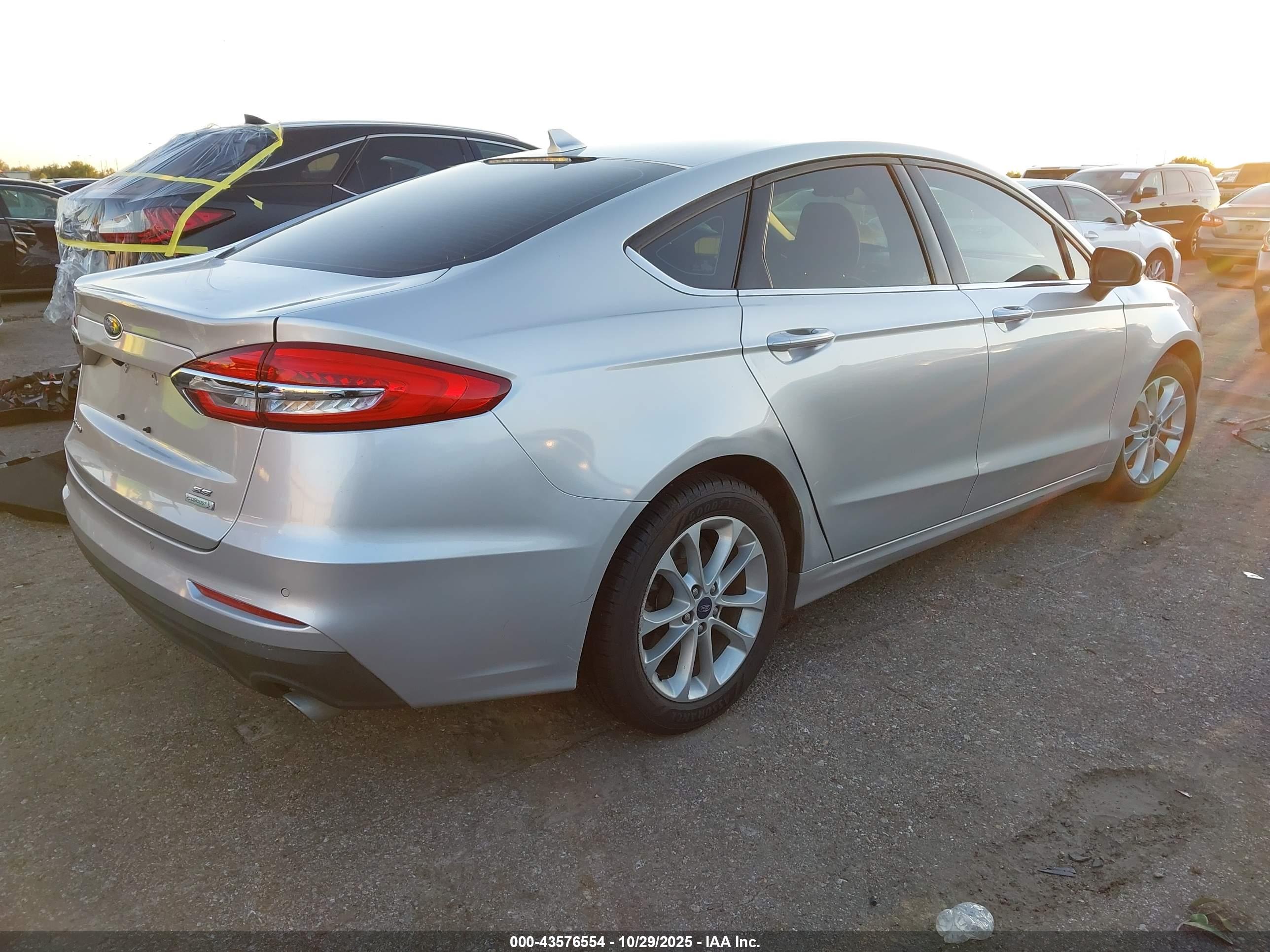 FORD FUSION image 4