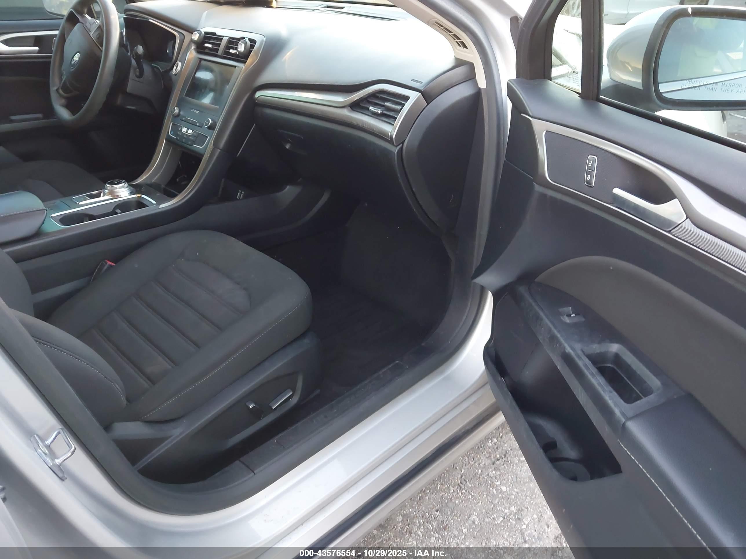 FORD FUSION image 5