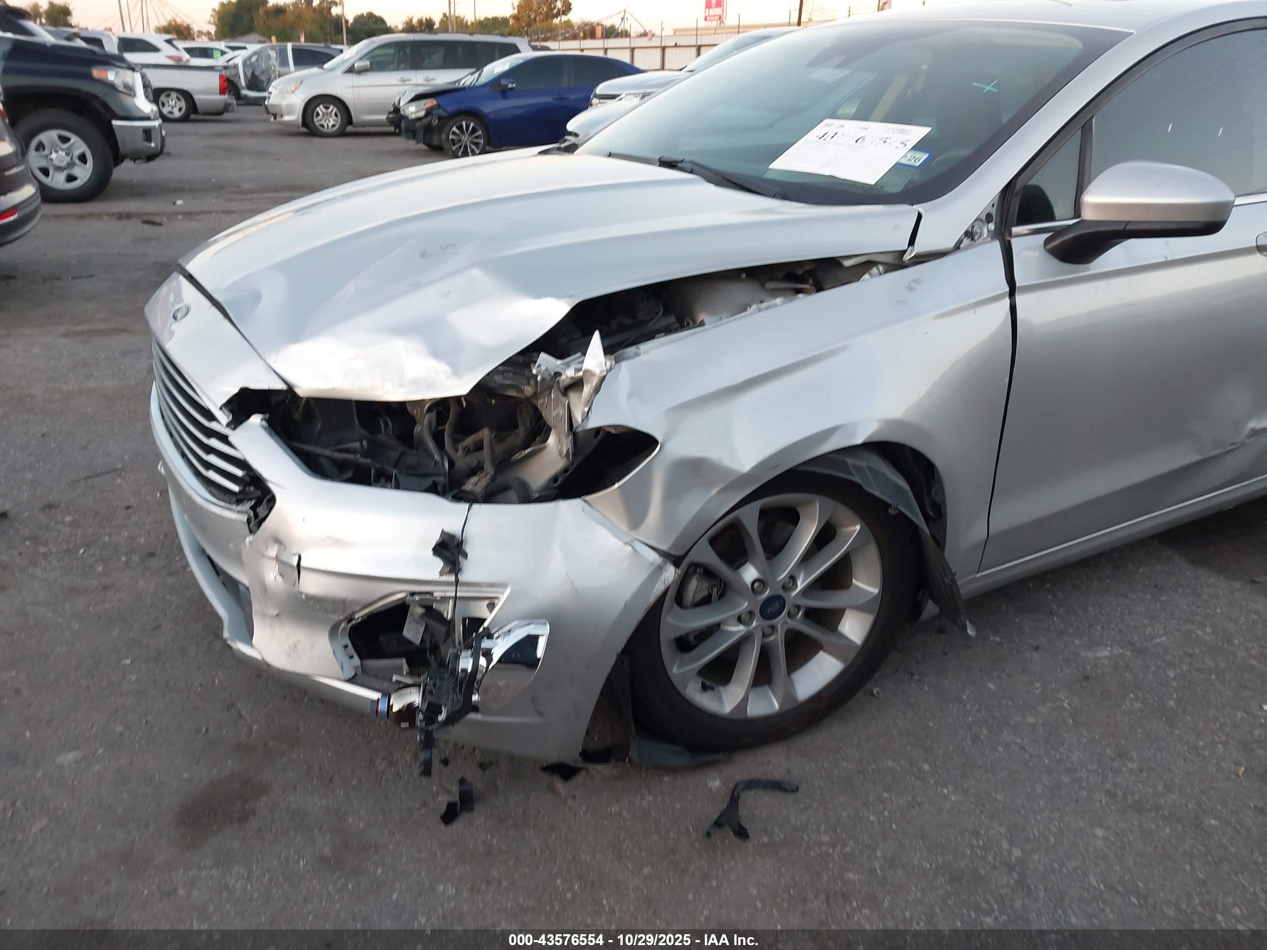 FORD FUSION image 6