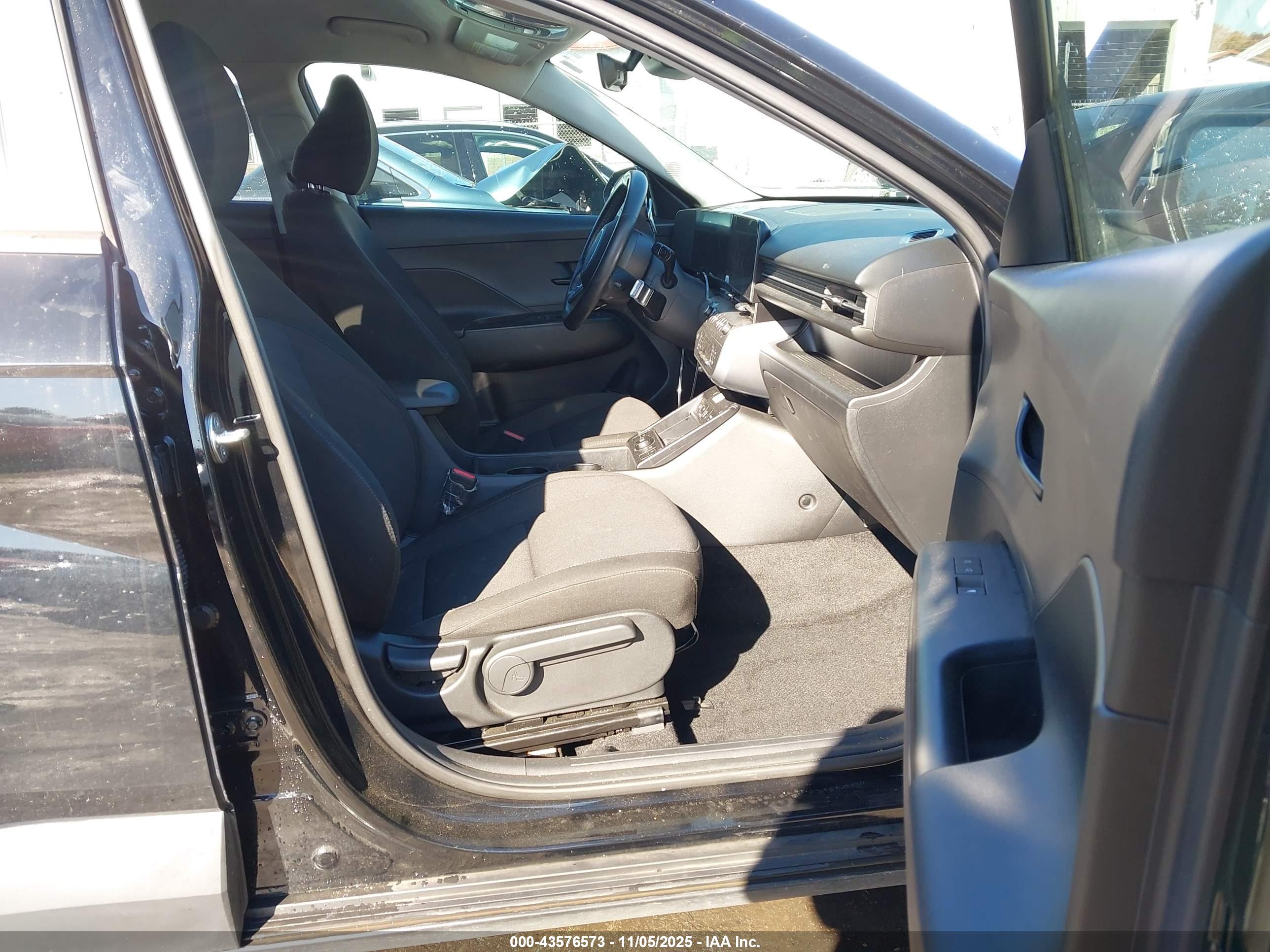 HYUNDAI KONA image 5