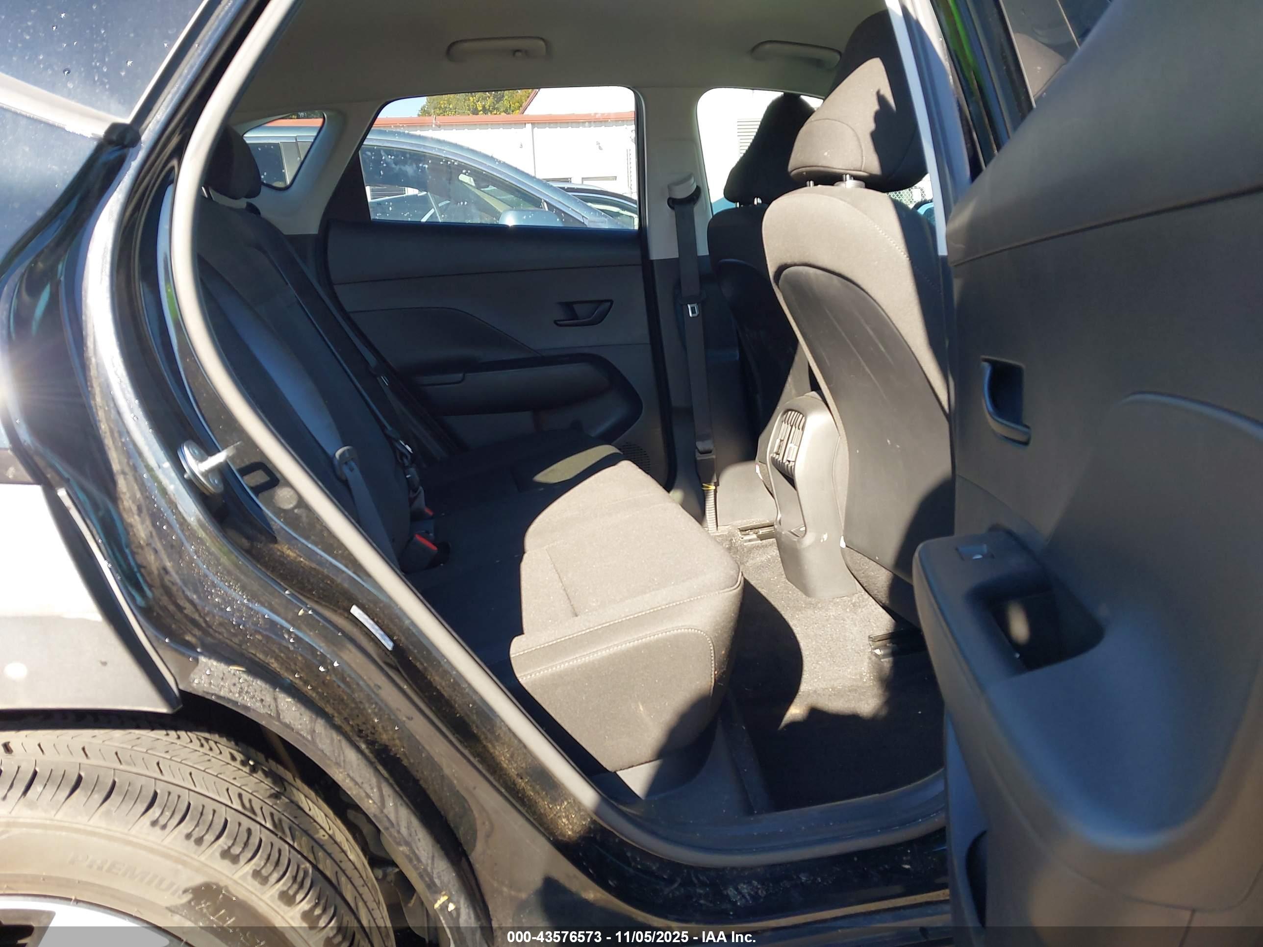 HYUNDAI KONA image 8