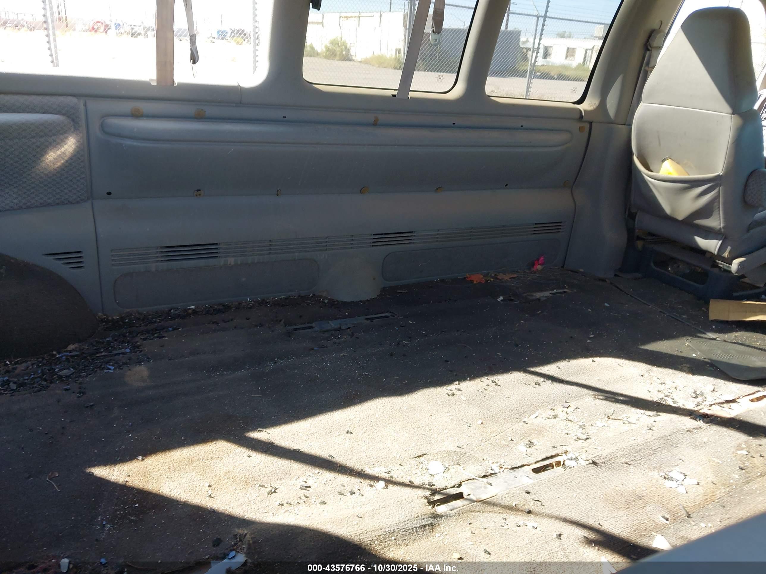 CHEVROLET EXPRESS image 8