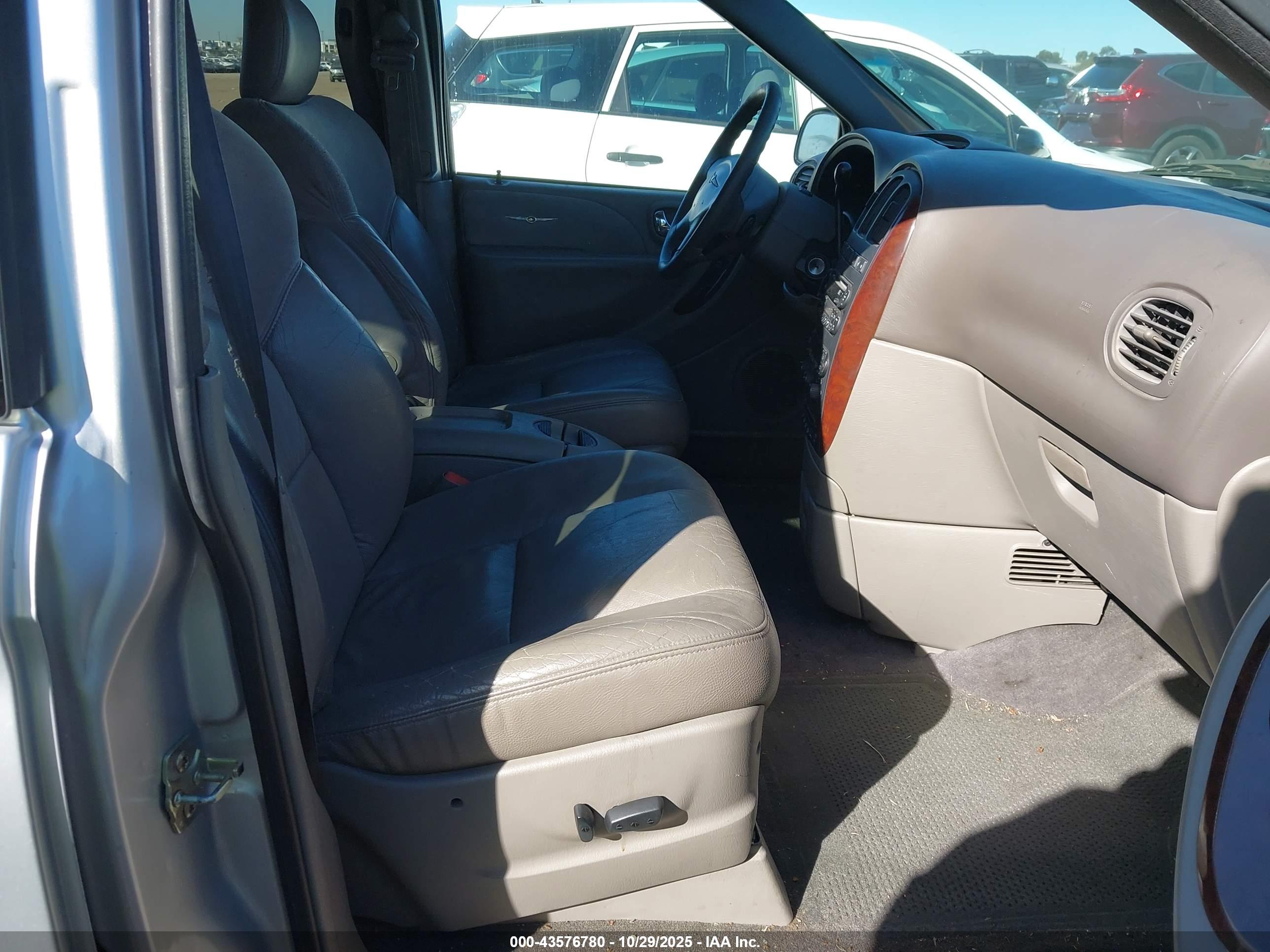 CHRYSLER TOWN image 5
