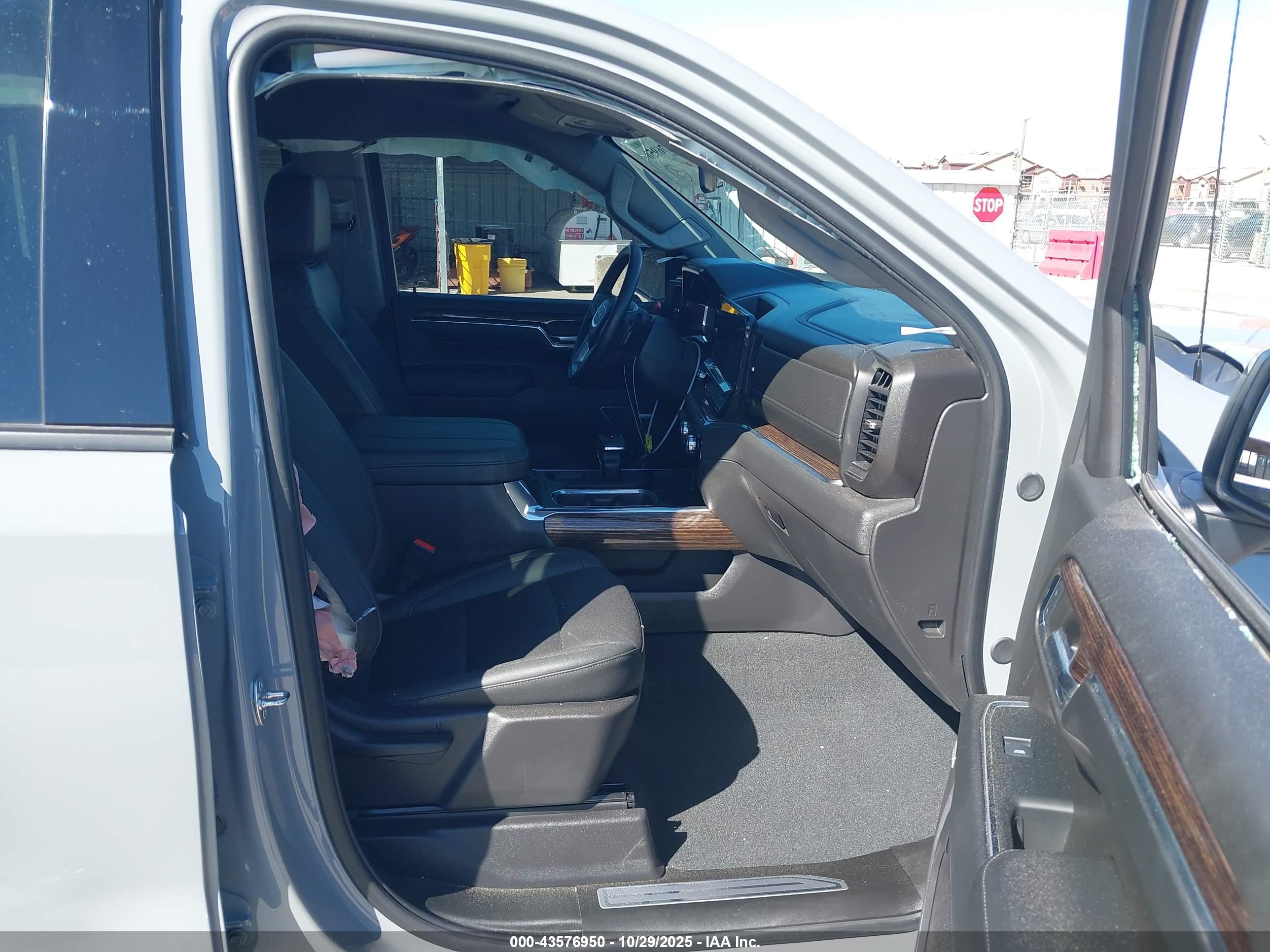 GMC SIERRA image 5