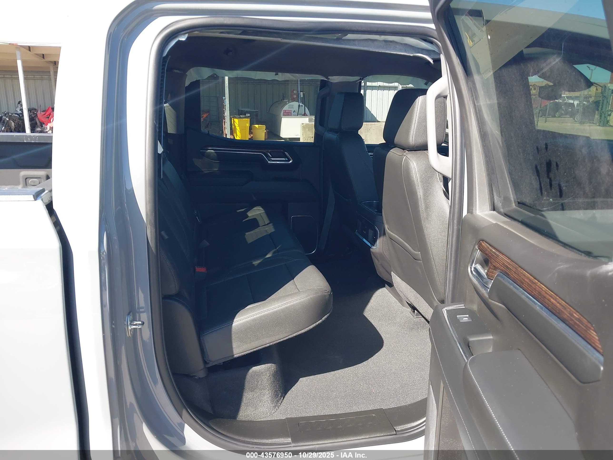 GMC SIERRA image 8
