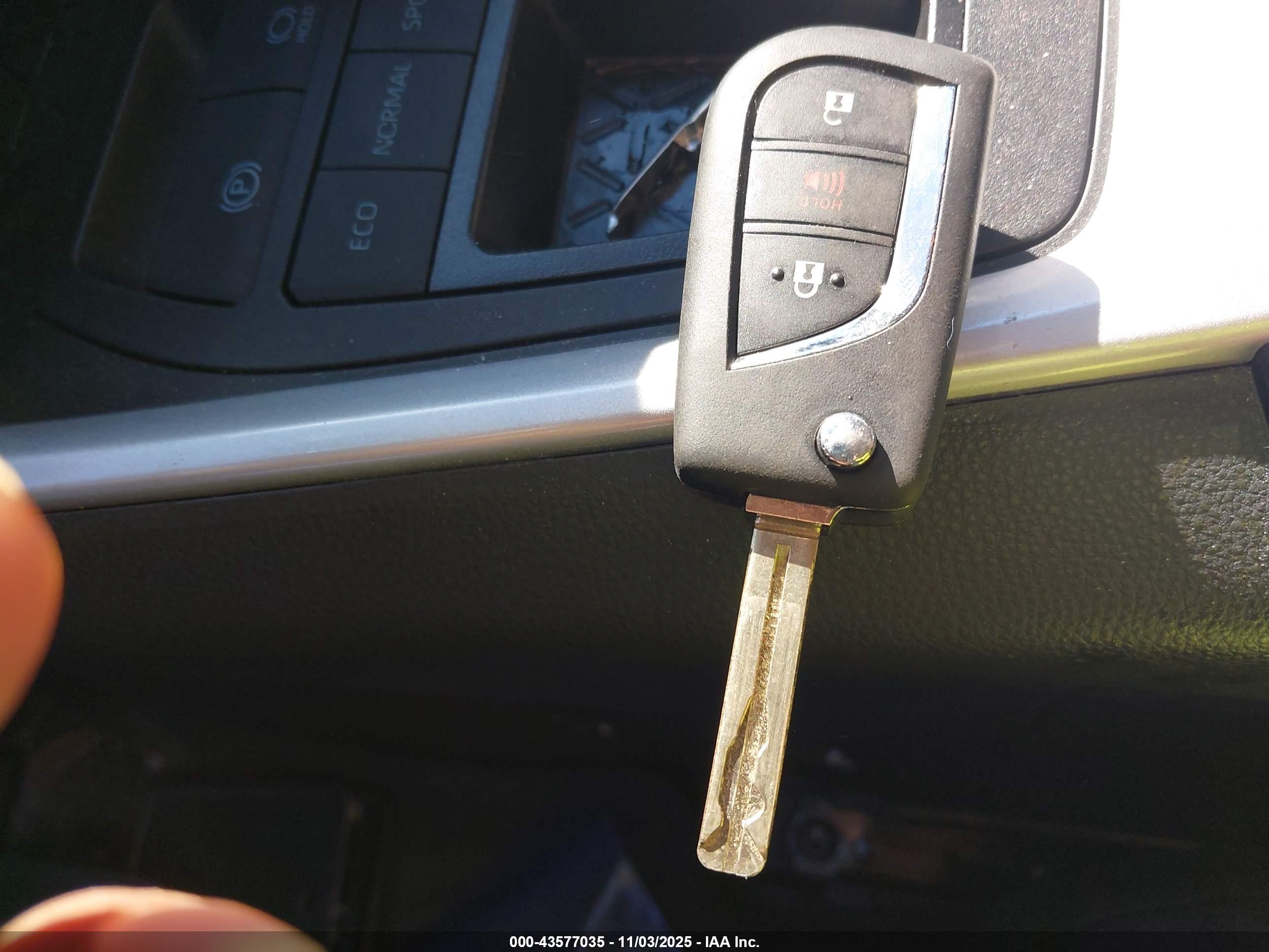 TOYOTA RAV4 image 11