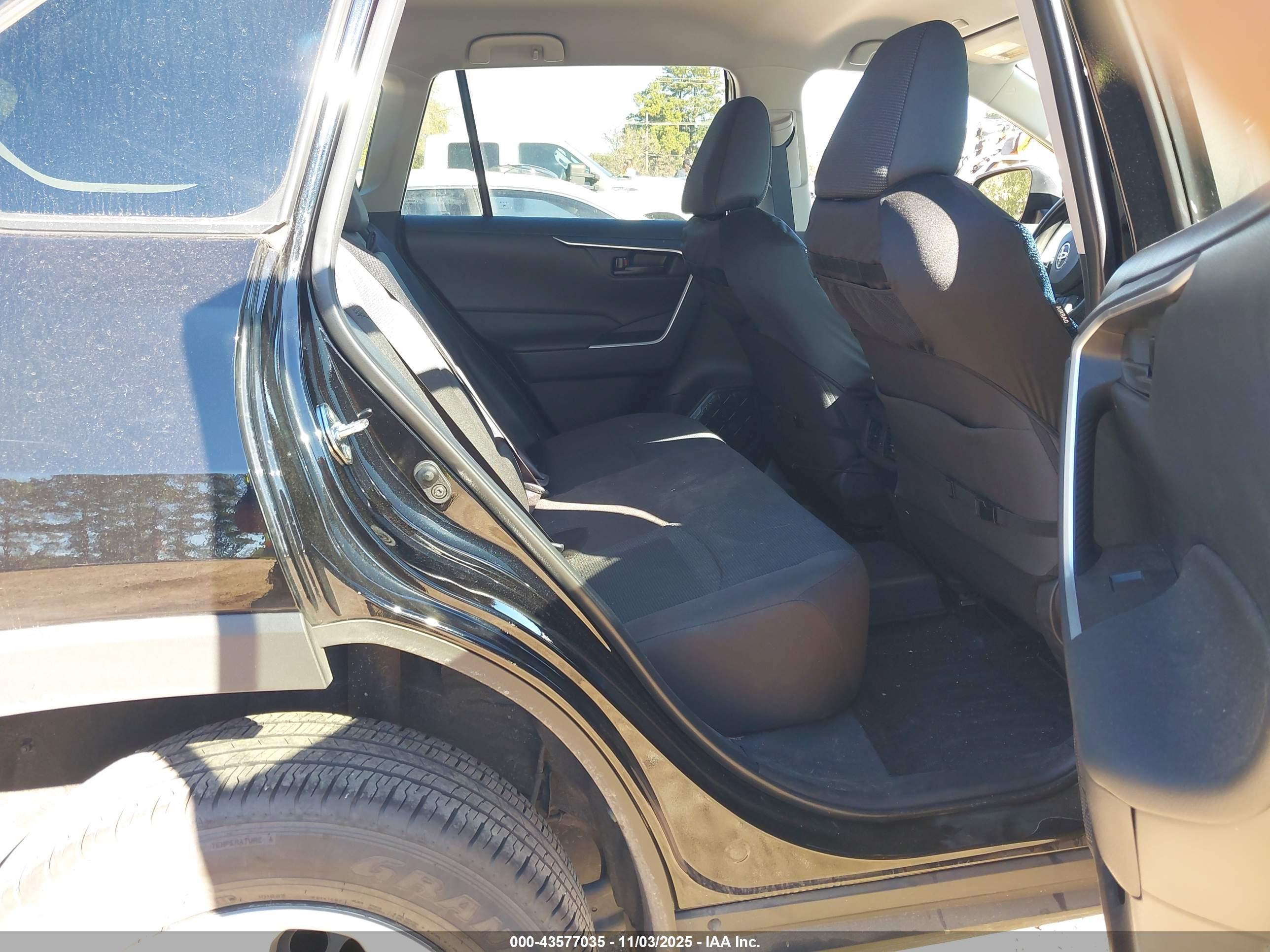 TOYOTA RAV4 image 8