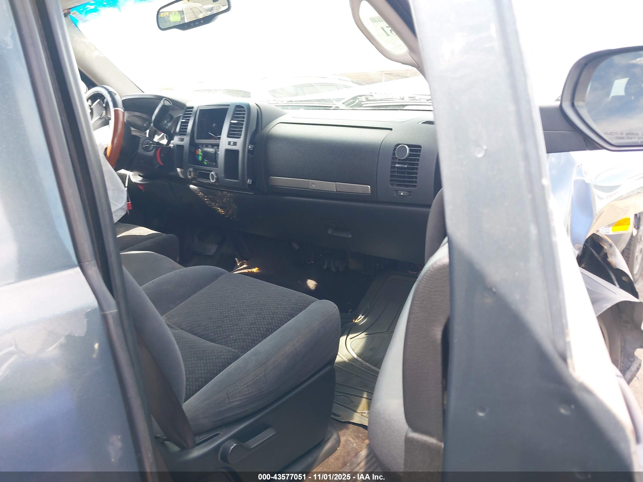 CHEVROLET SILVERADO image 5