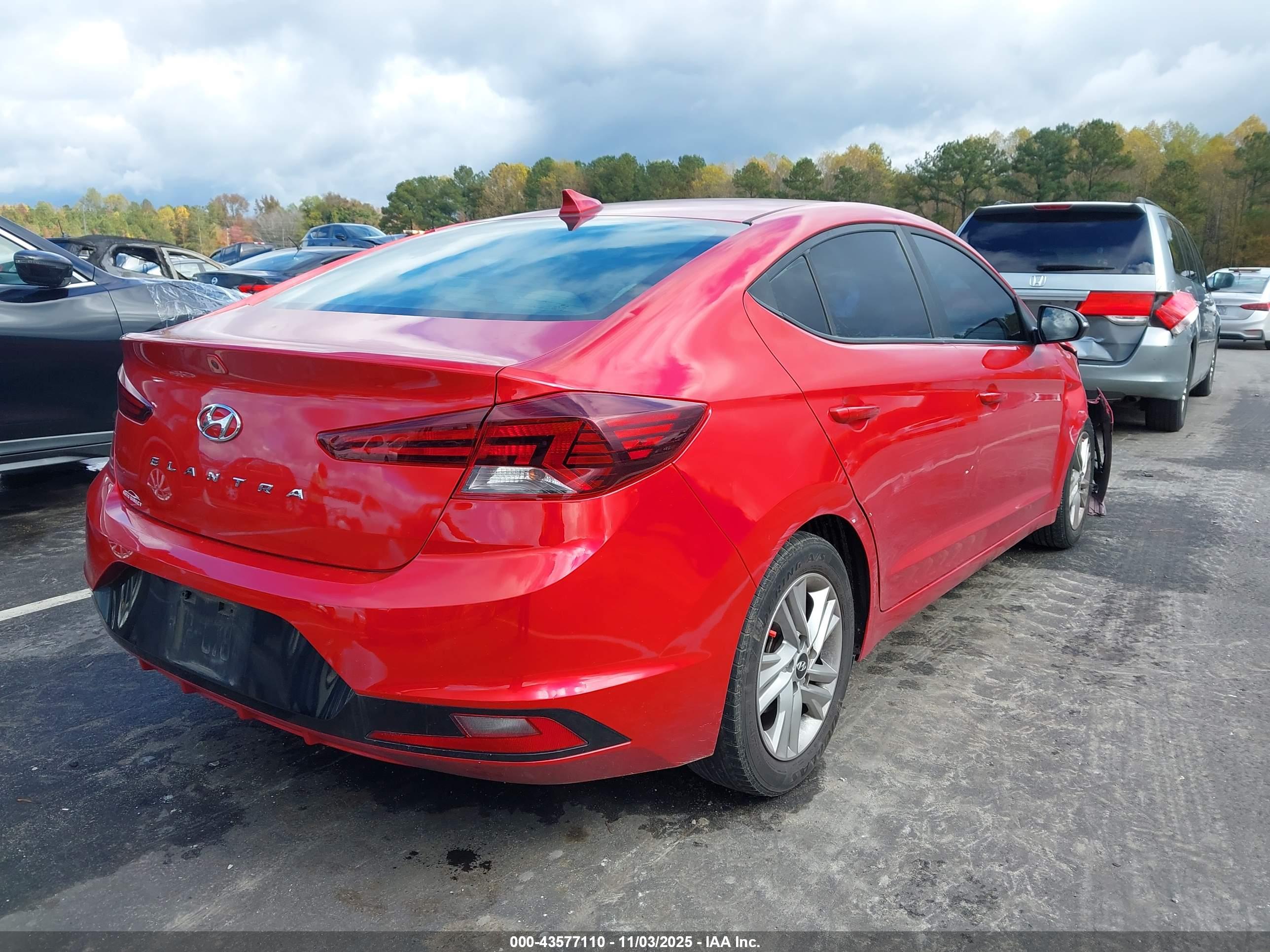 HYUNDAI ELANTRA image 4