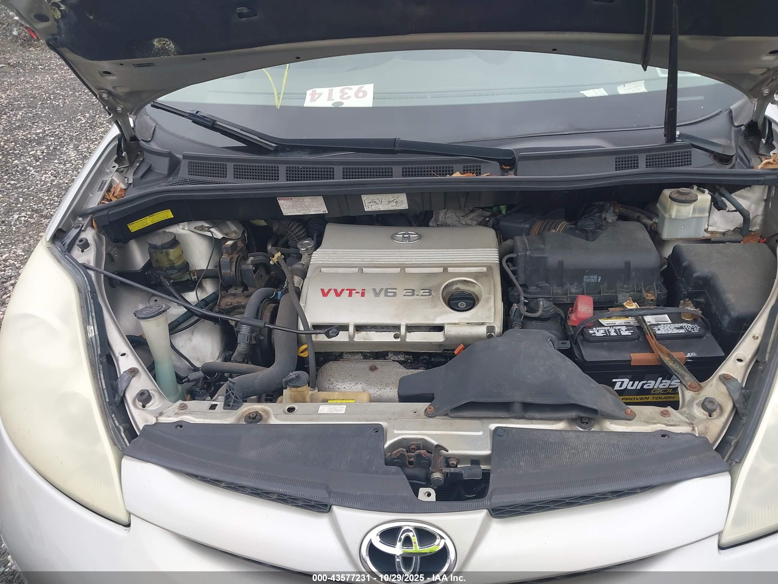 TOYOTA SIENNA image 10