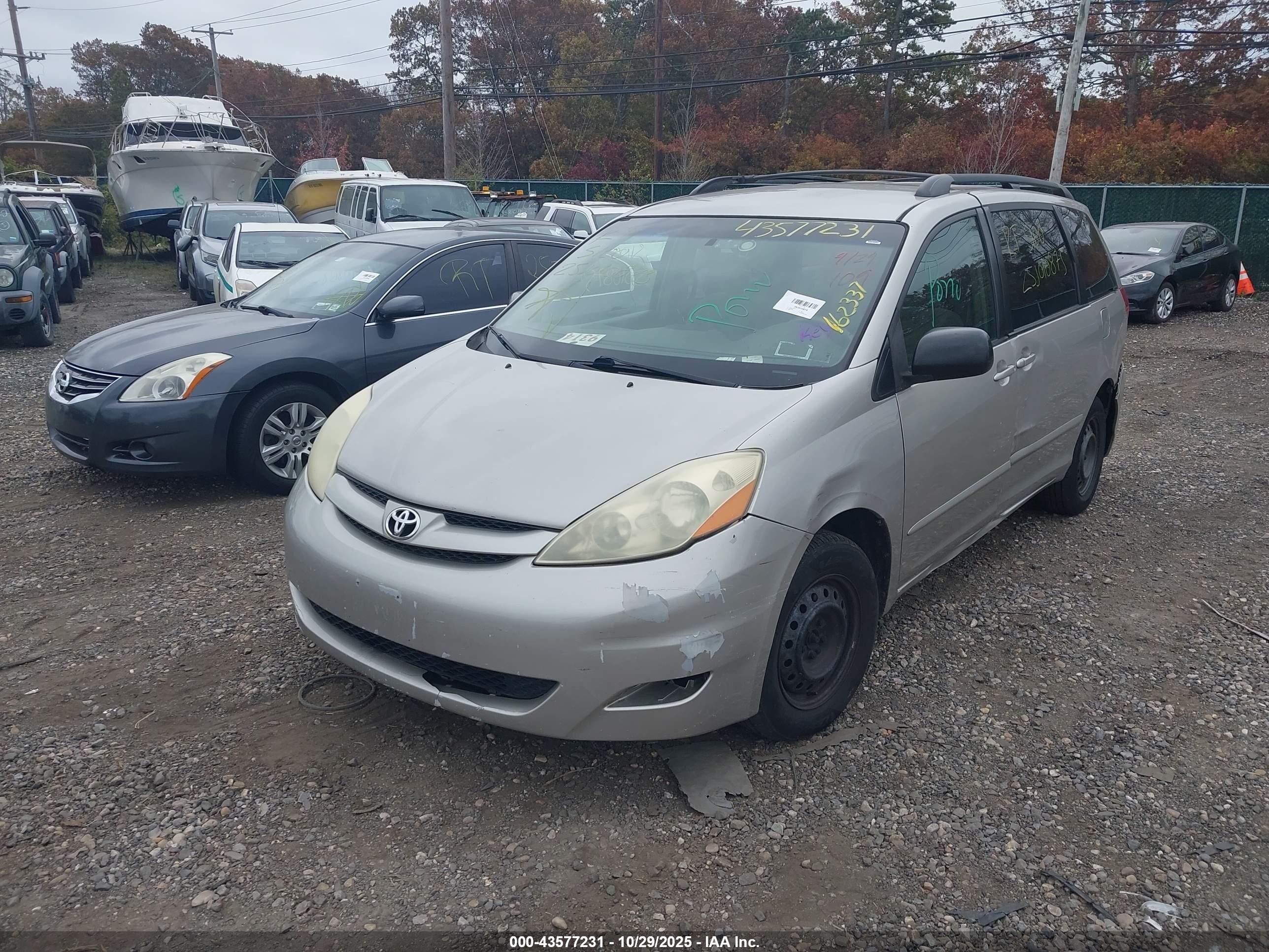 TOYOTA SIENNA image 2