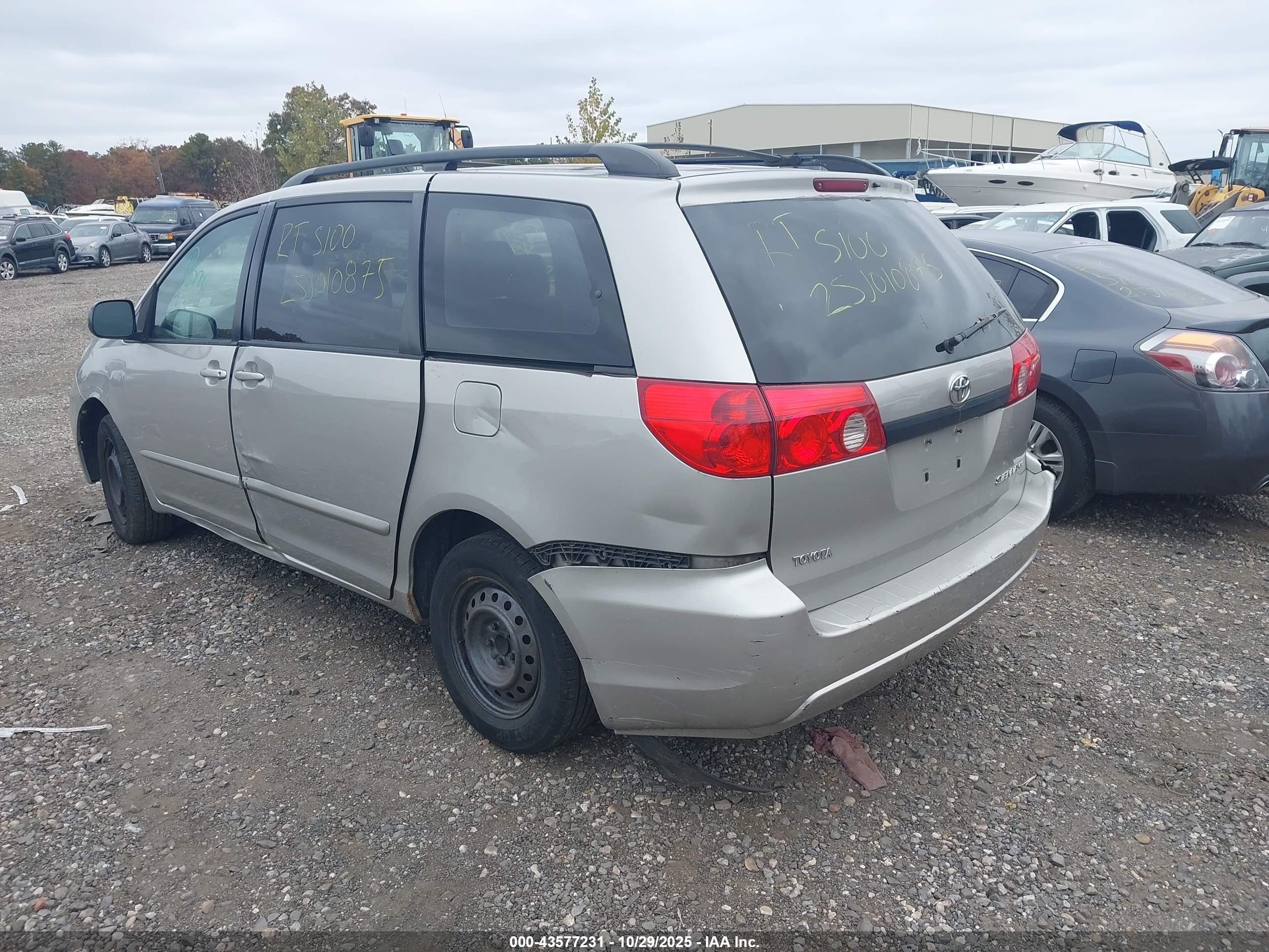 TOYOTA SIENNA image 3