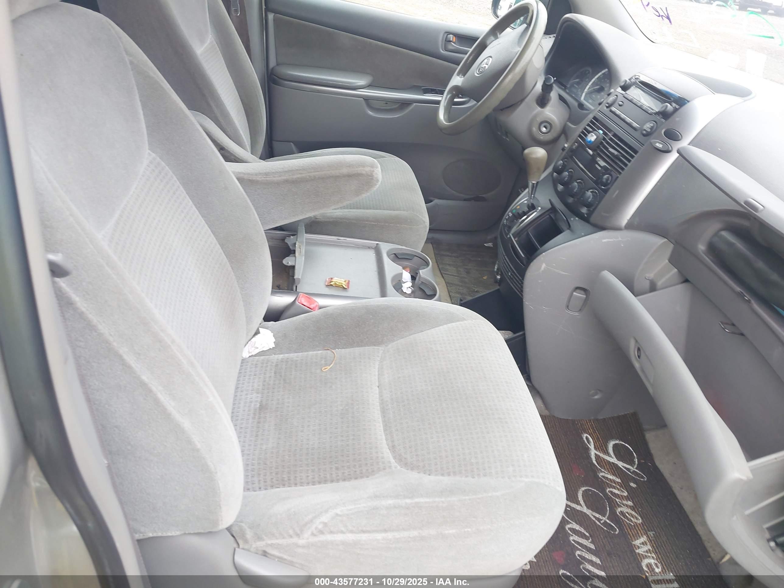 TOYOTA SIENNA image 5