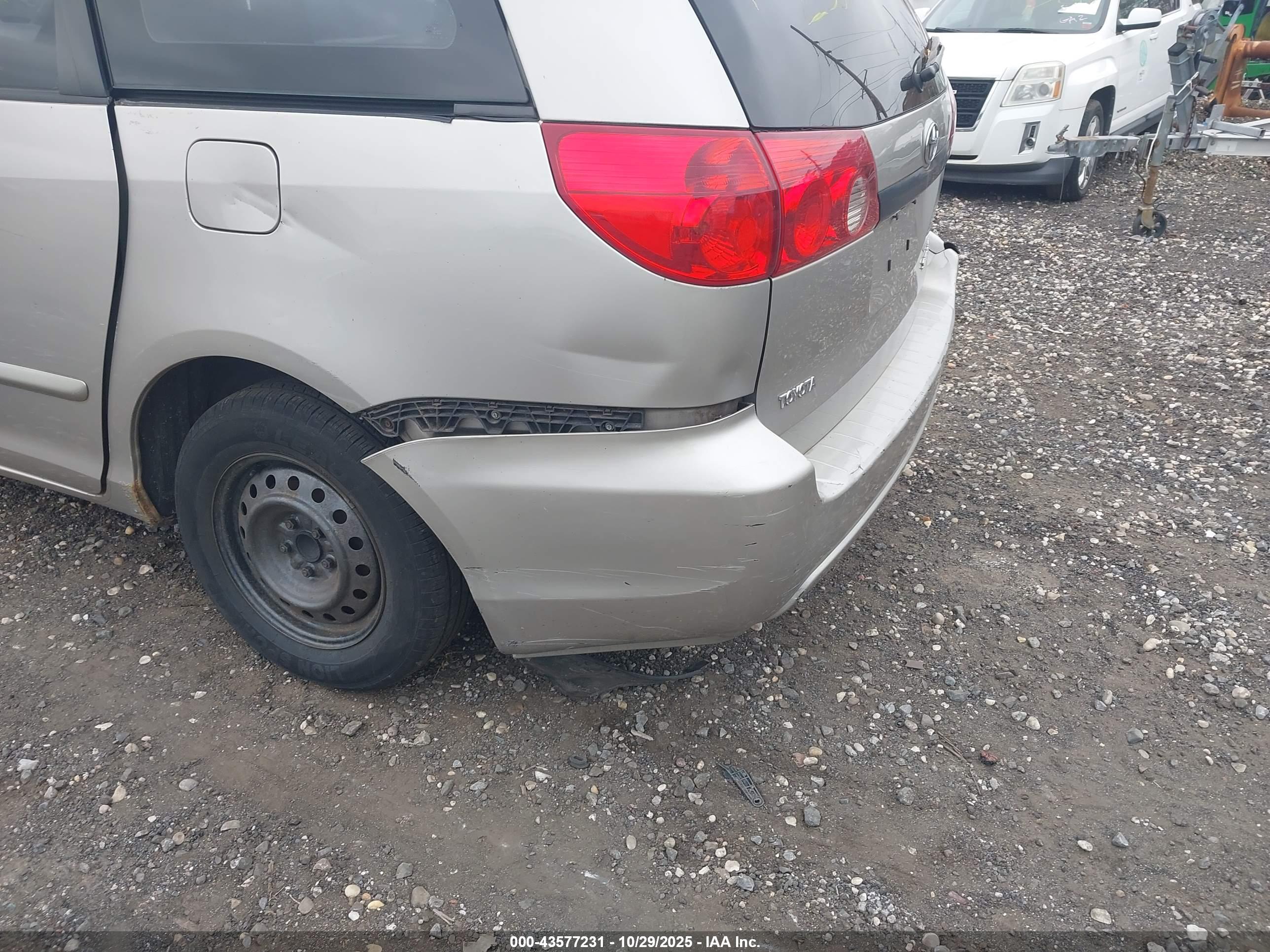 TOYOTA SIENNA image 6