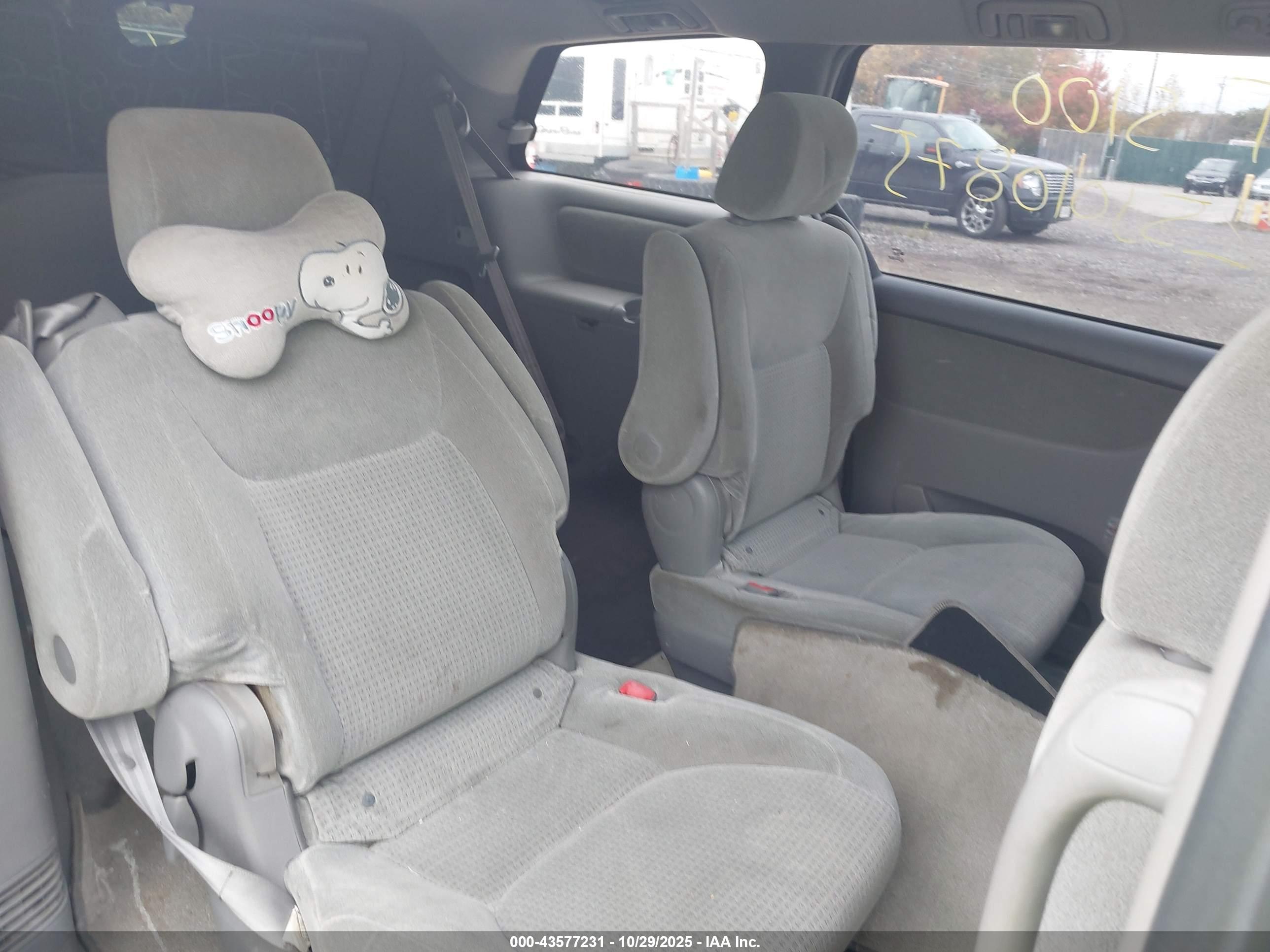 TOYOTA SIENNA image 8