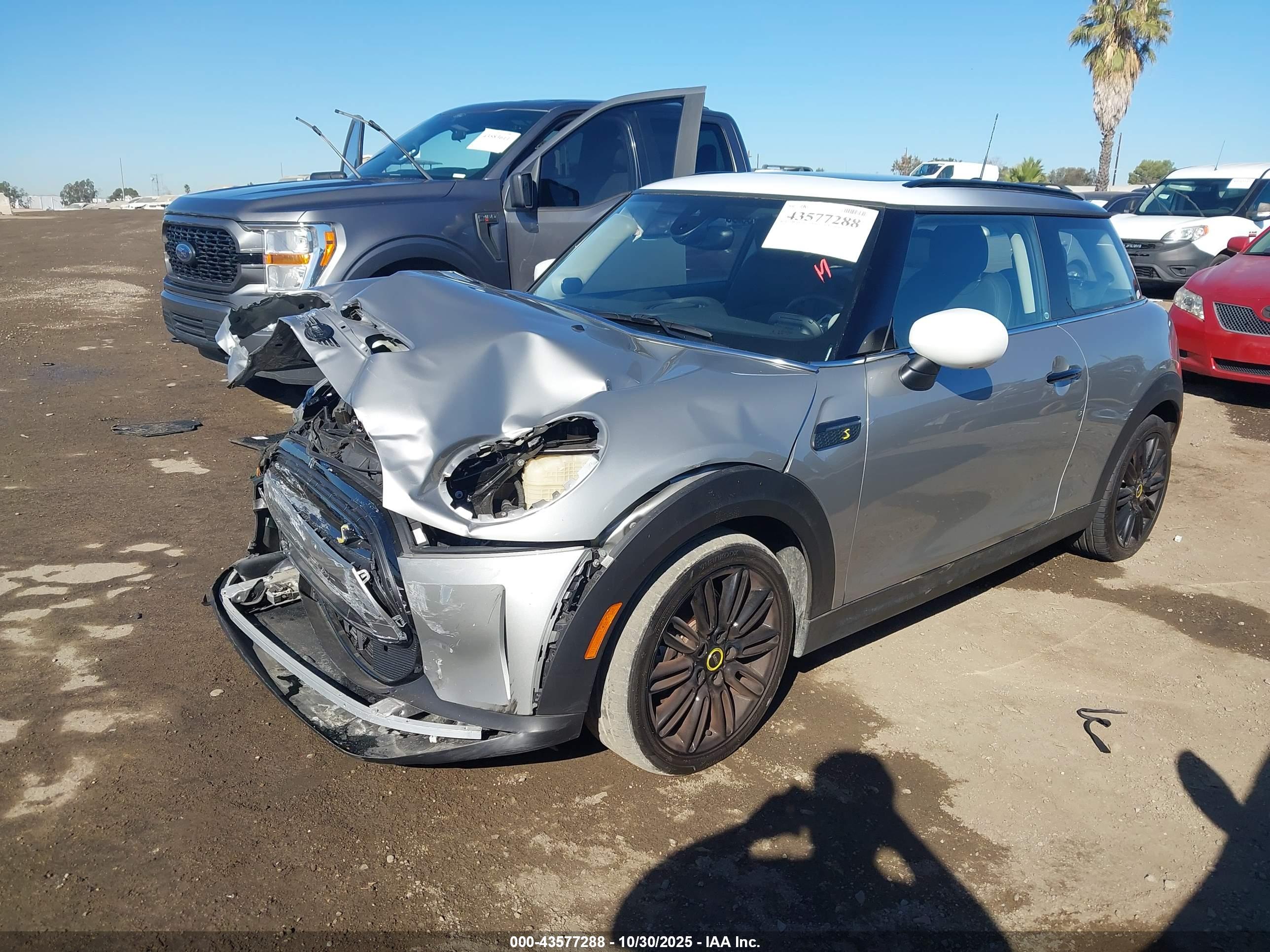 MINI SE image 2