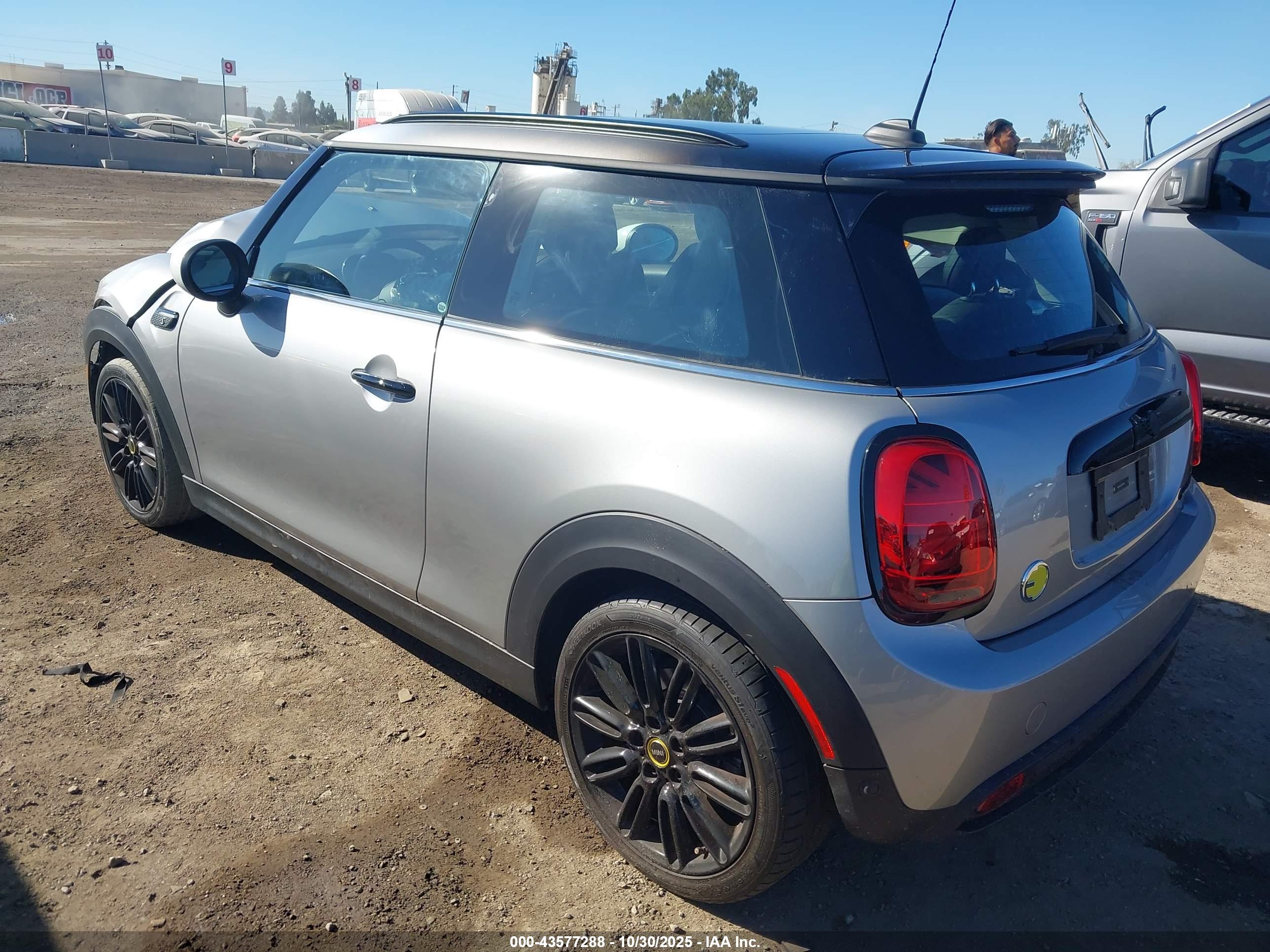 MINI SE image 3