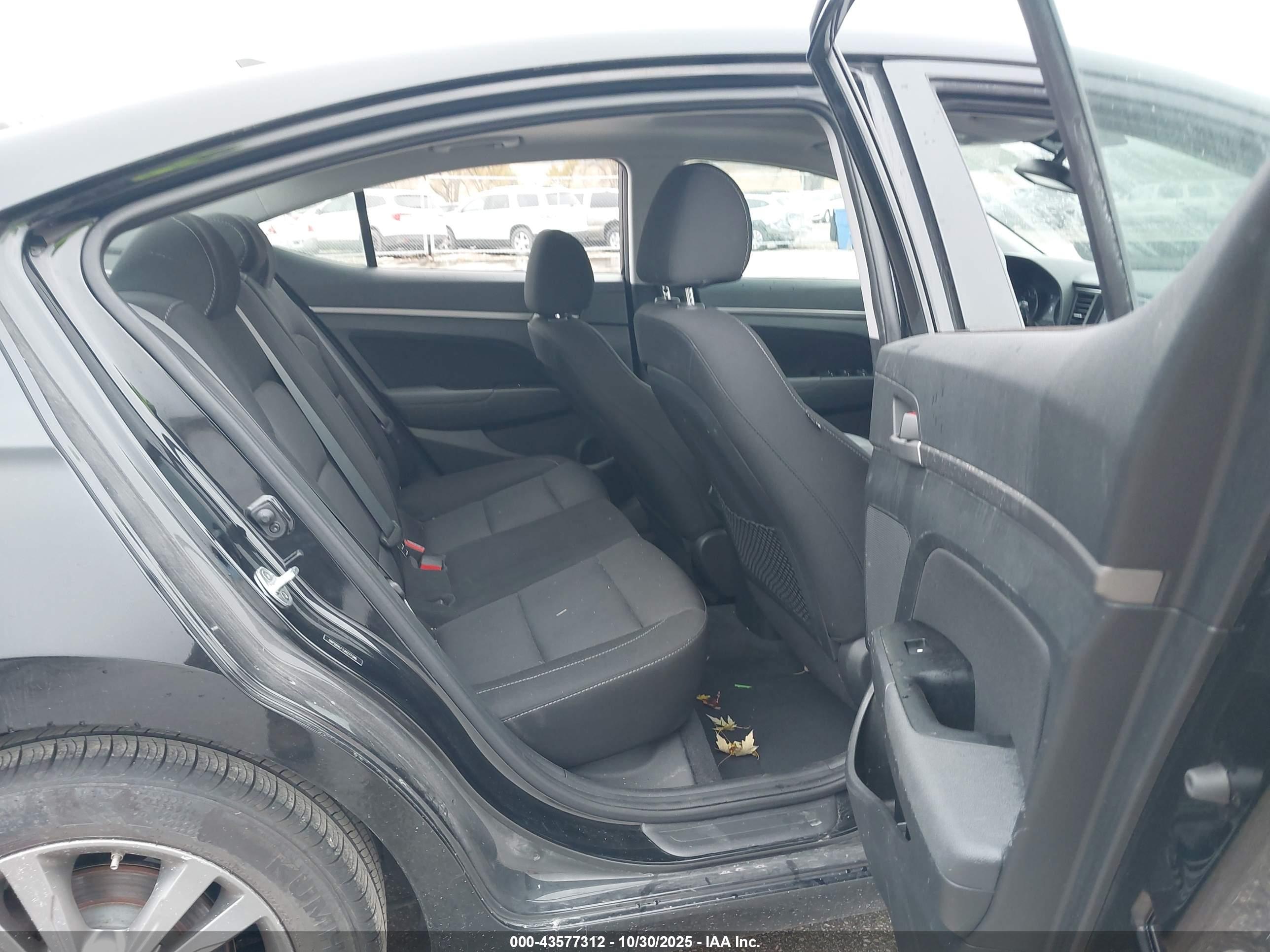 HYUNDAI ELANTRA image 8
