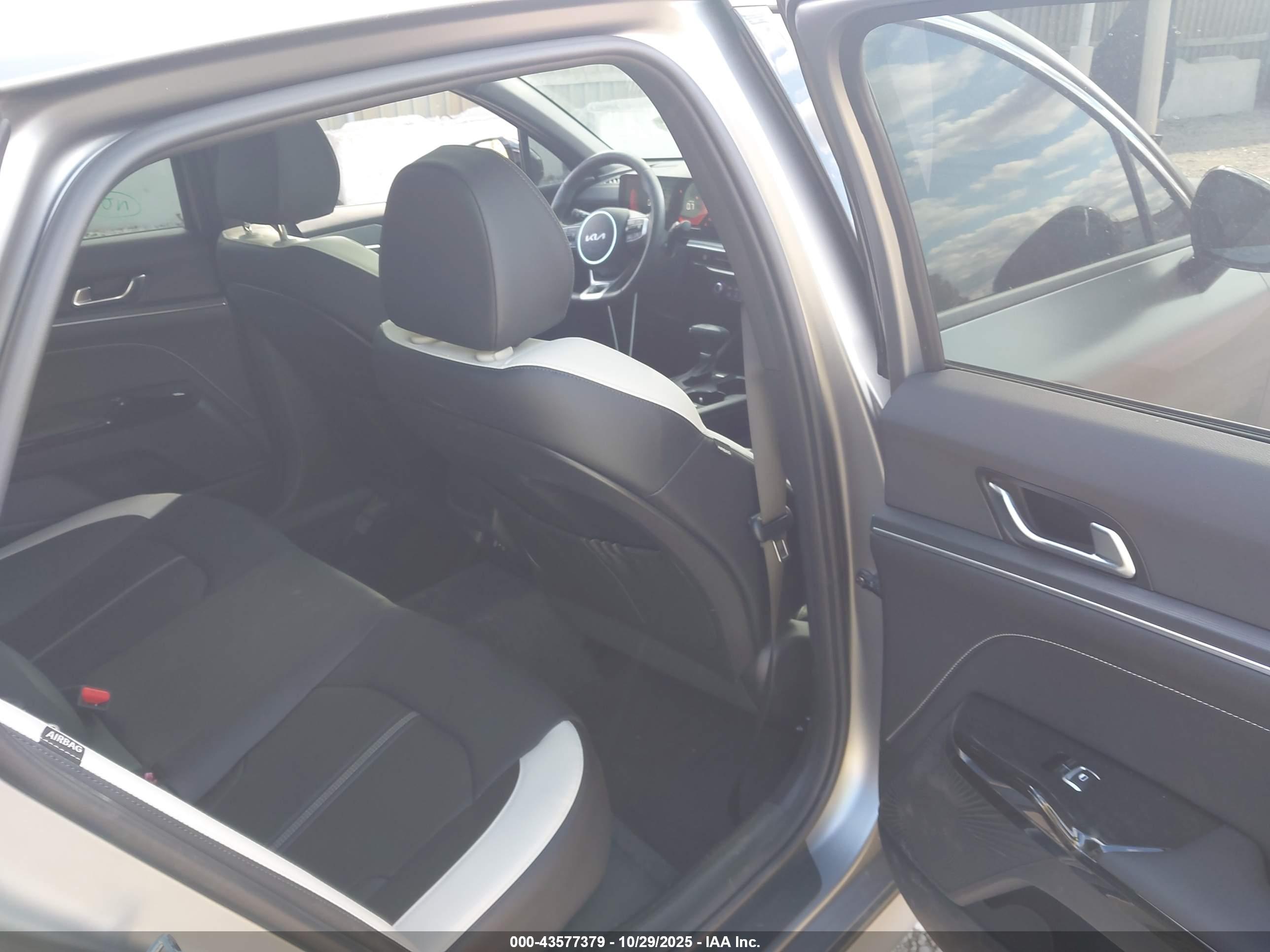 KIA K5 image 8