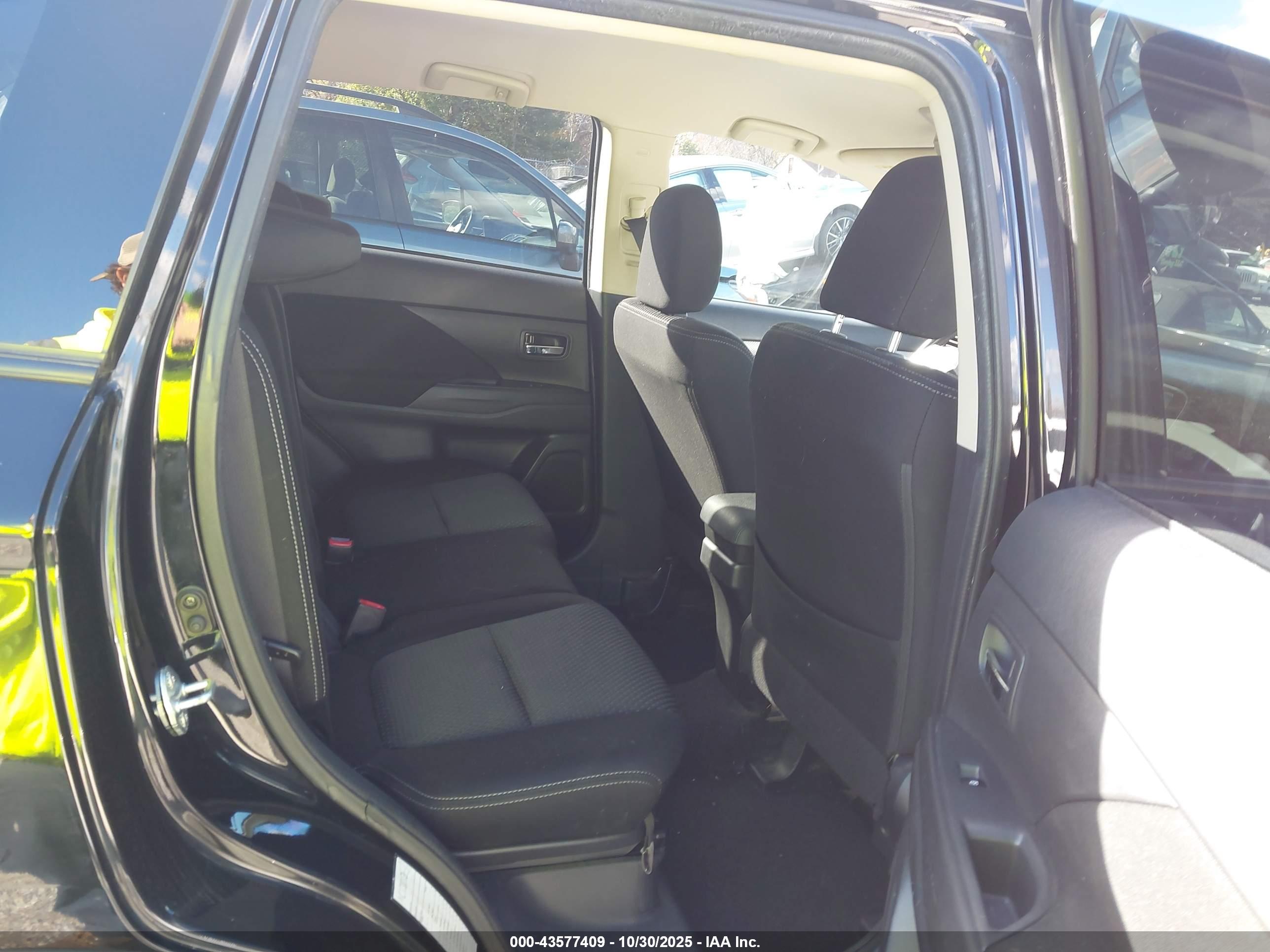 MITSUBISHI OUTLANDER image 8