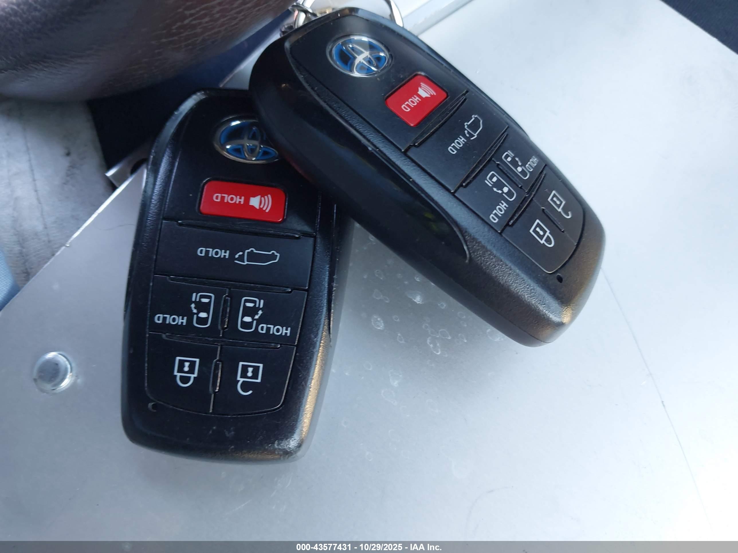 TOYOTA SIENNA image 11