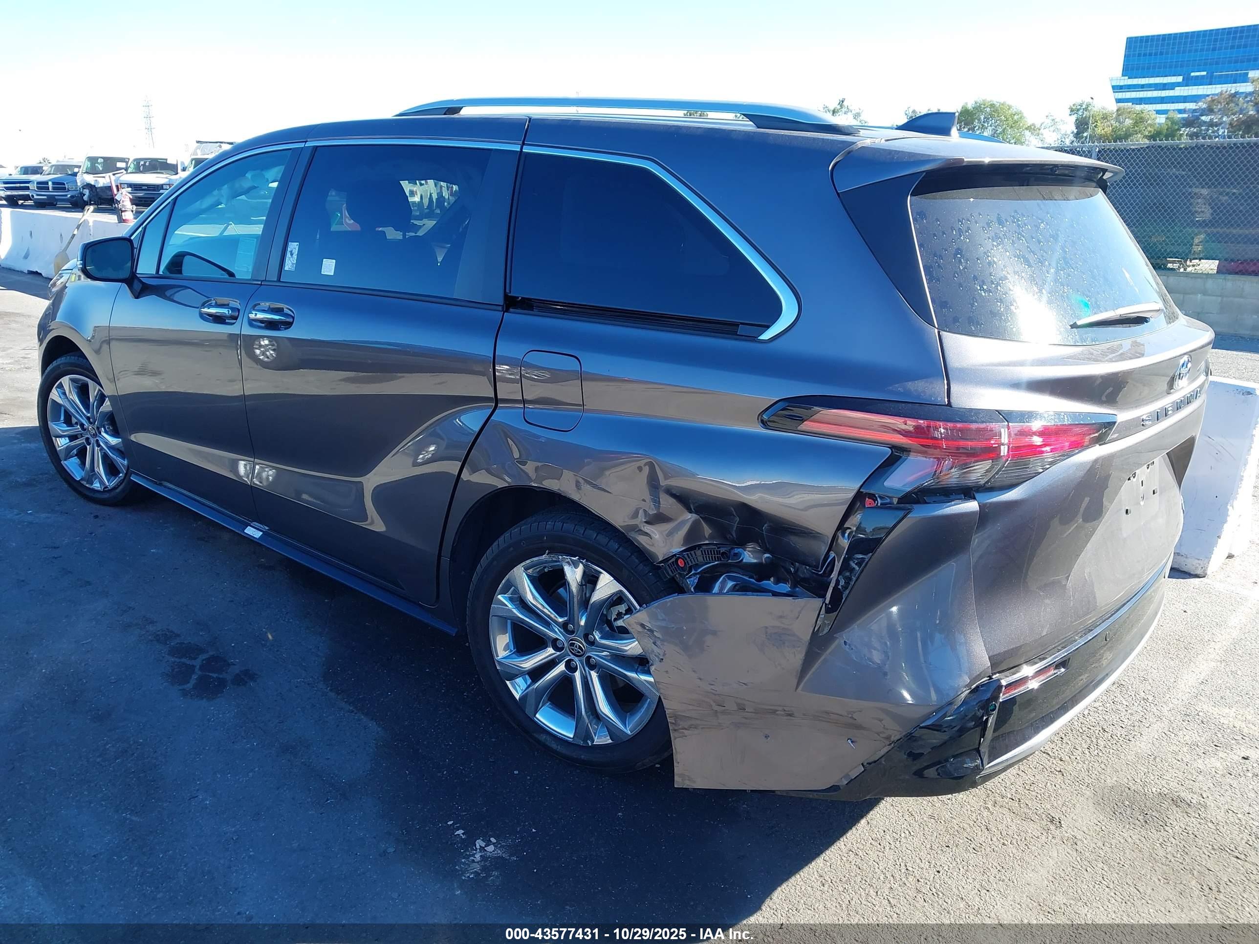 TOYOTA SIENNA image 3
