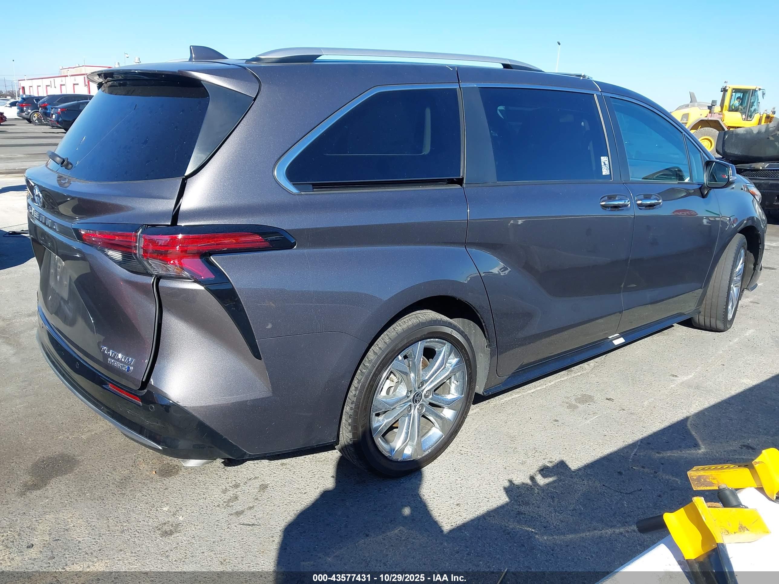 TOYOTA SIENNA image 4