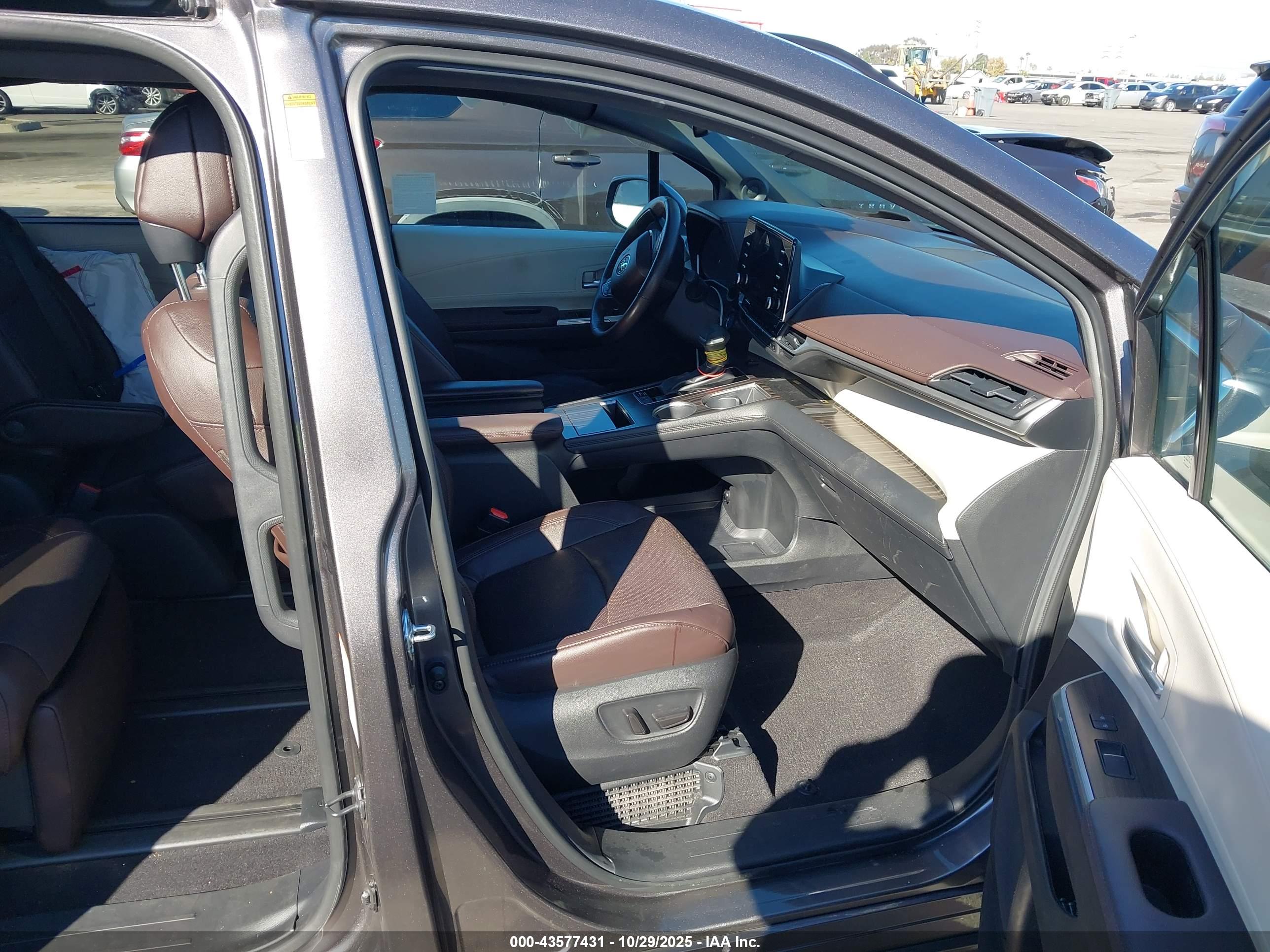TOYOTA SIENNA image 5