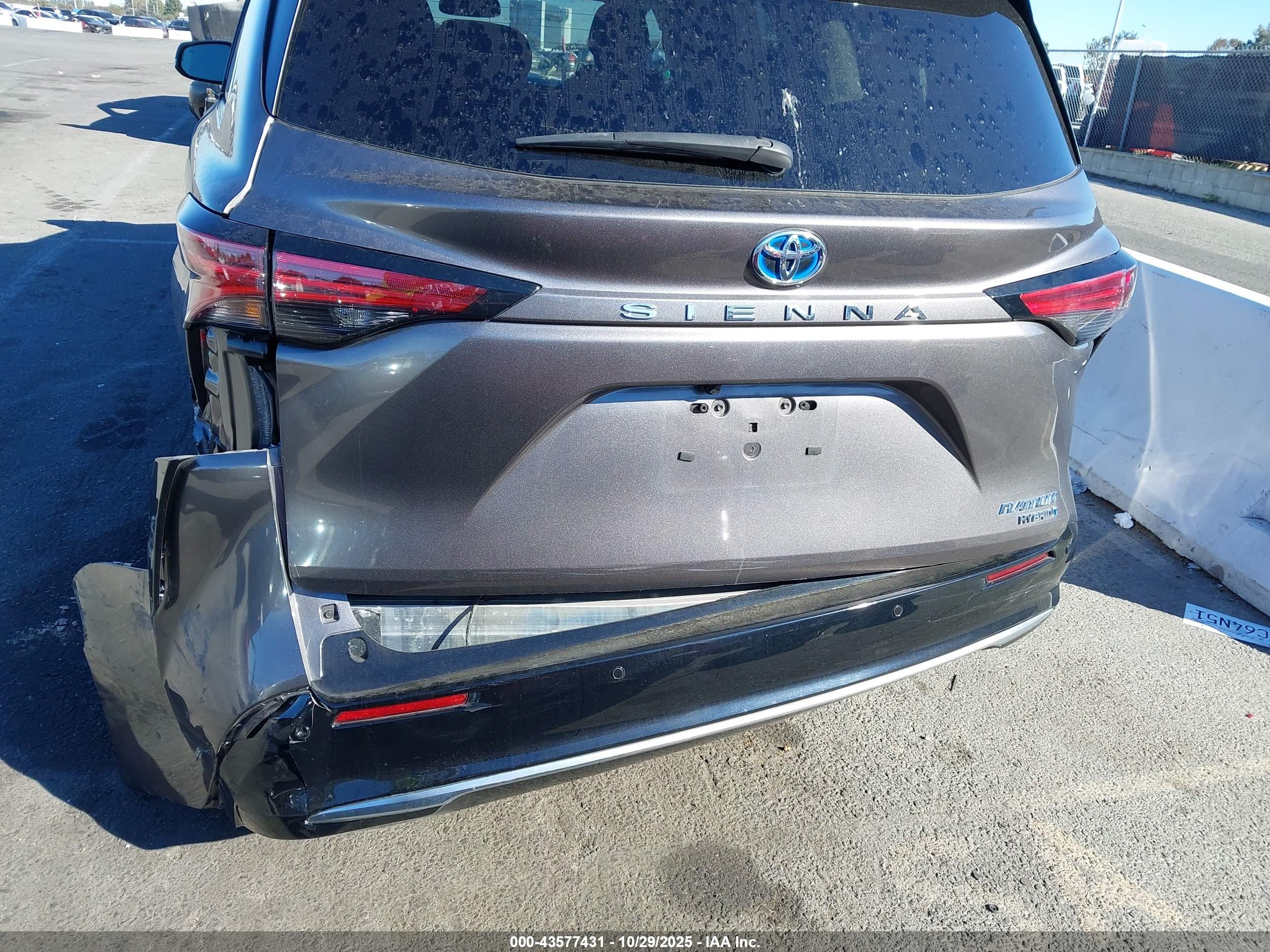 TOYOTA SIENNA image 6